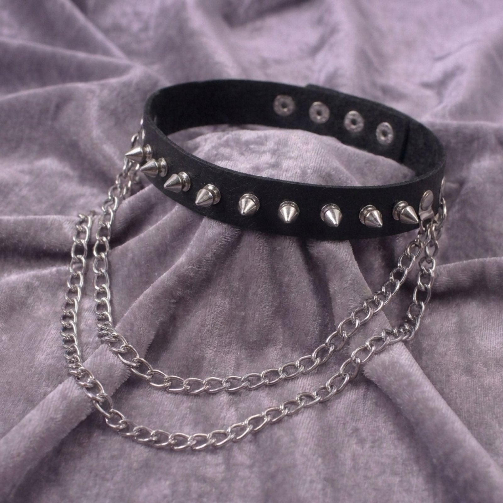 Collier ras de cou gothique pour femme, en simili cuir noir, avec double chaîne et clous coniques