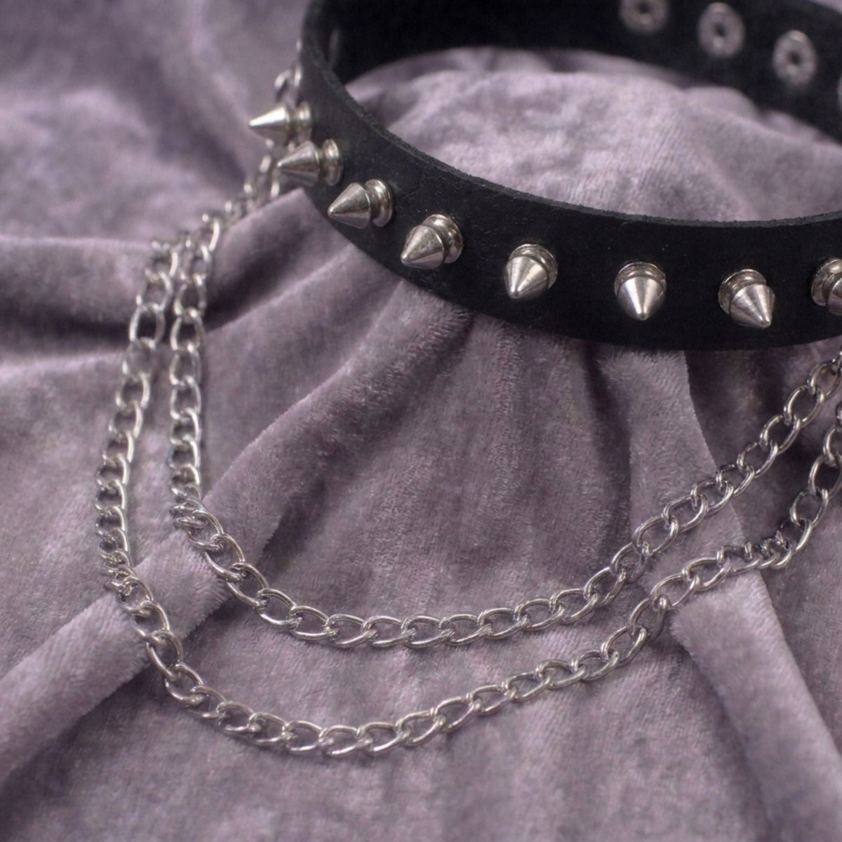 Collier ras de cou gothique pour femme, en simili cuir noir, avec double chaîne et clous coniques
