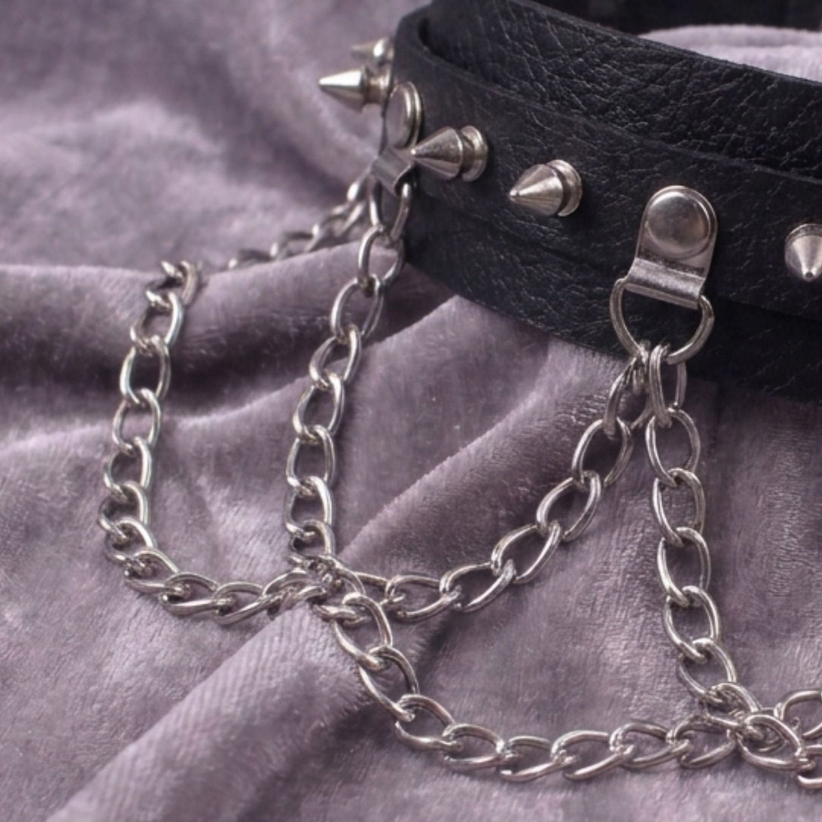 Collier ras de cou gothique pour femme, en simili cuir noir, avec multi-chaînes et clous argentés