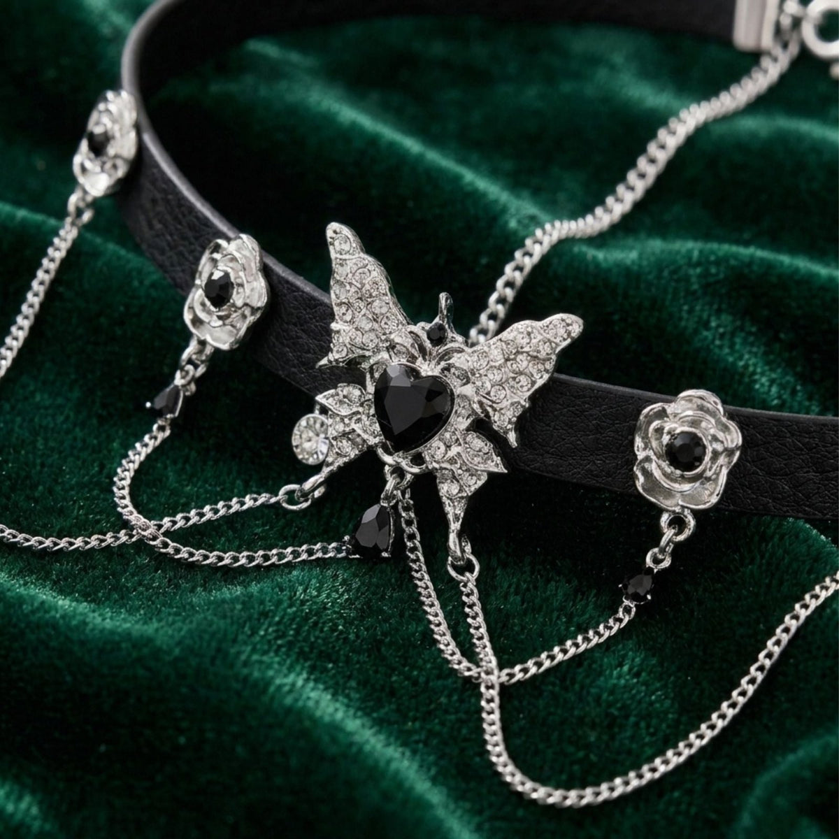 Collier ras de cou gothique pour femme, en simili cuir noir, avec papillon argenté et cœur noir