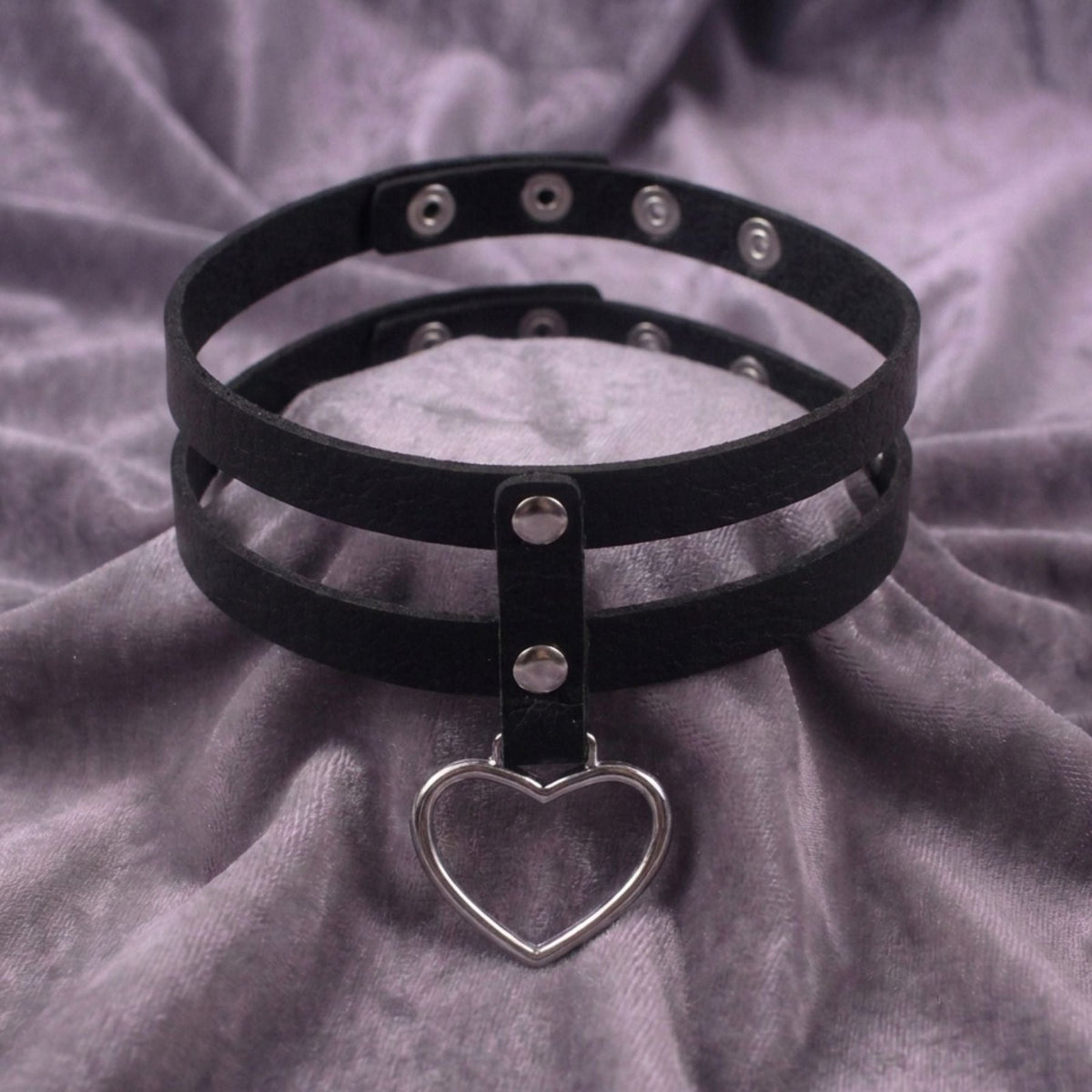 Collier ras de cou gothique pour femme, en simili cuir noir, avec pendentif cœur