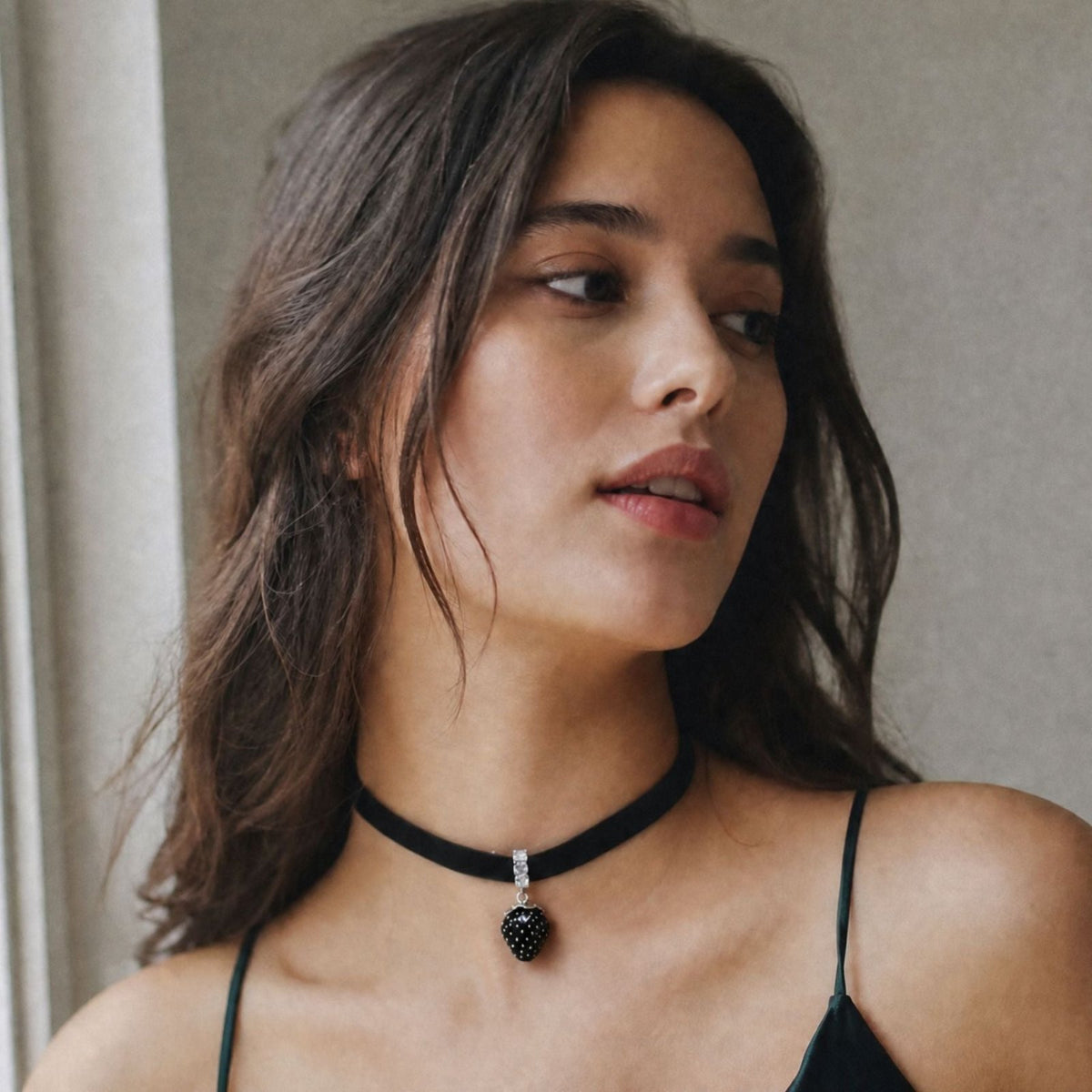 Collier ras de cou gothique pour femme, en simili cuir noir, avec pendentif fraise