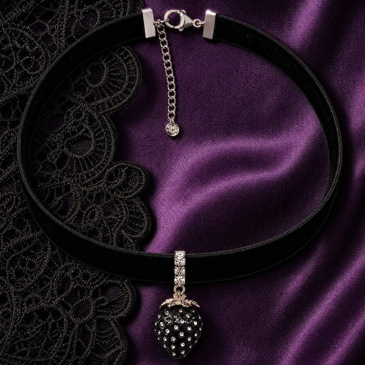Collier ras de cou gothique pour femme, en simili cuir noir, avec pendentif fraise