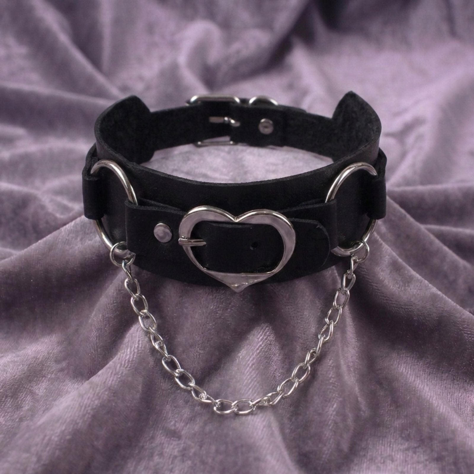 Collier ras de cou gothique punk pour femme, en simili cuir noir, avec cœur métallique et chaîne argentée
