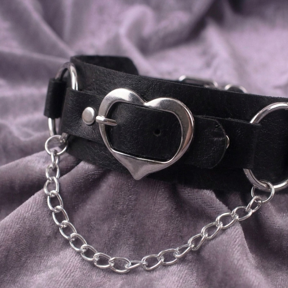 Collier ras de cou gothique punk pour femme, en simili cuir noir, avec cœur métallique et chaîne argentée