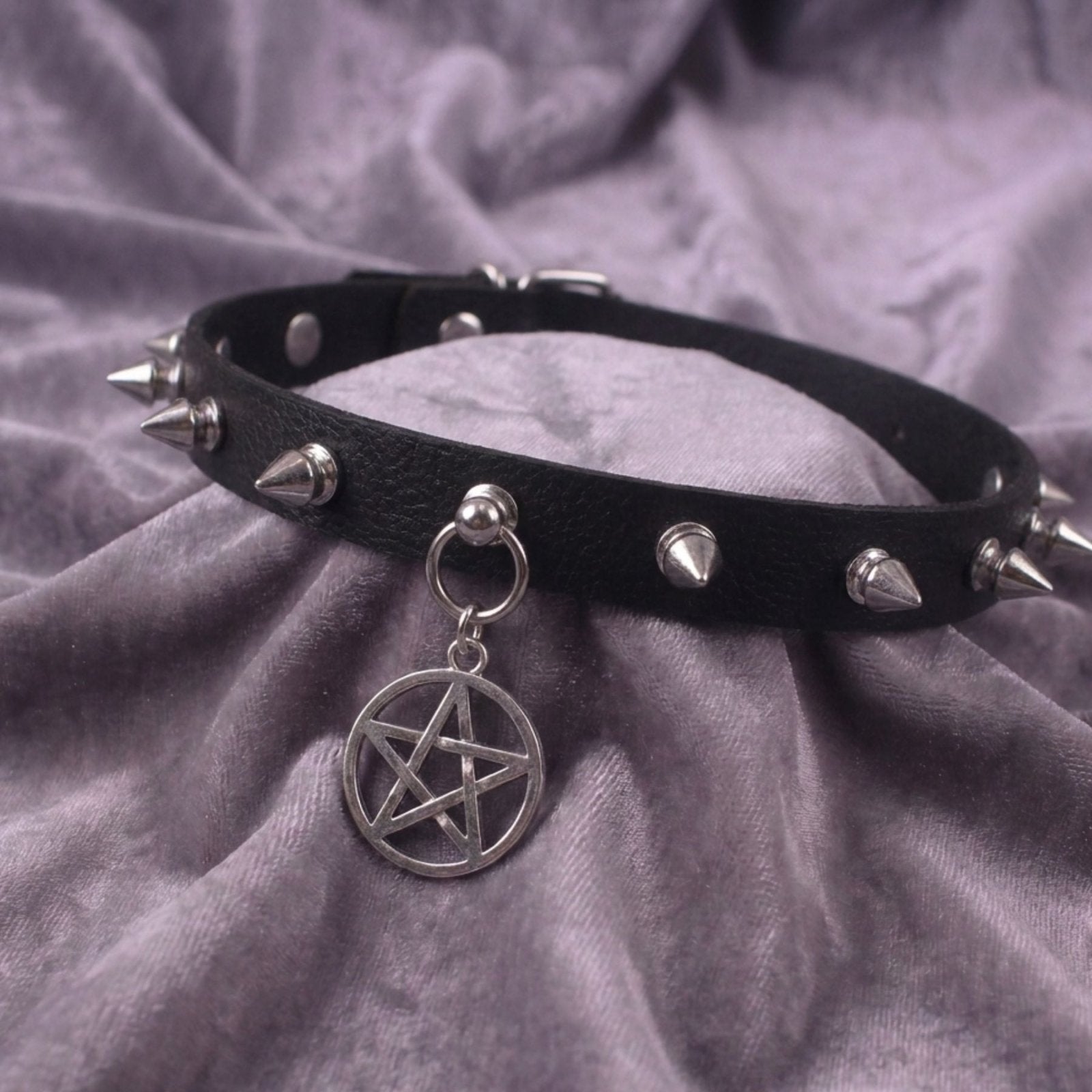 Collier ras de cou gothique punk pour femme, en simili cuir noir, avec pendentif pentagramme et clous argentés
