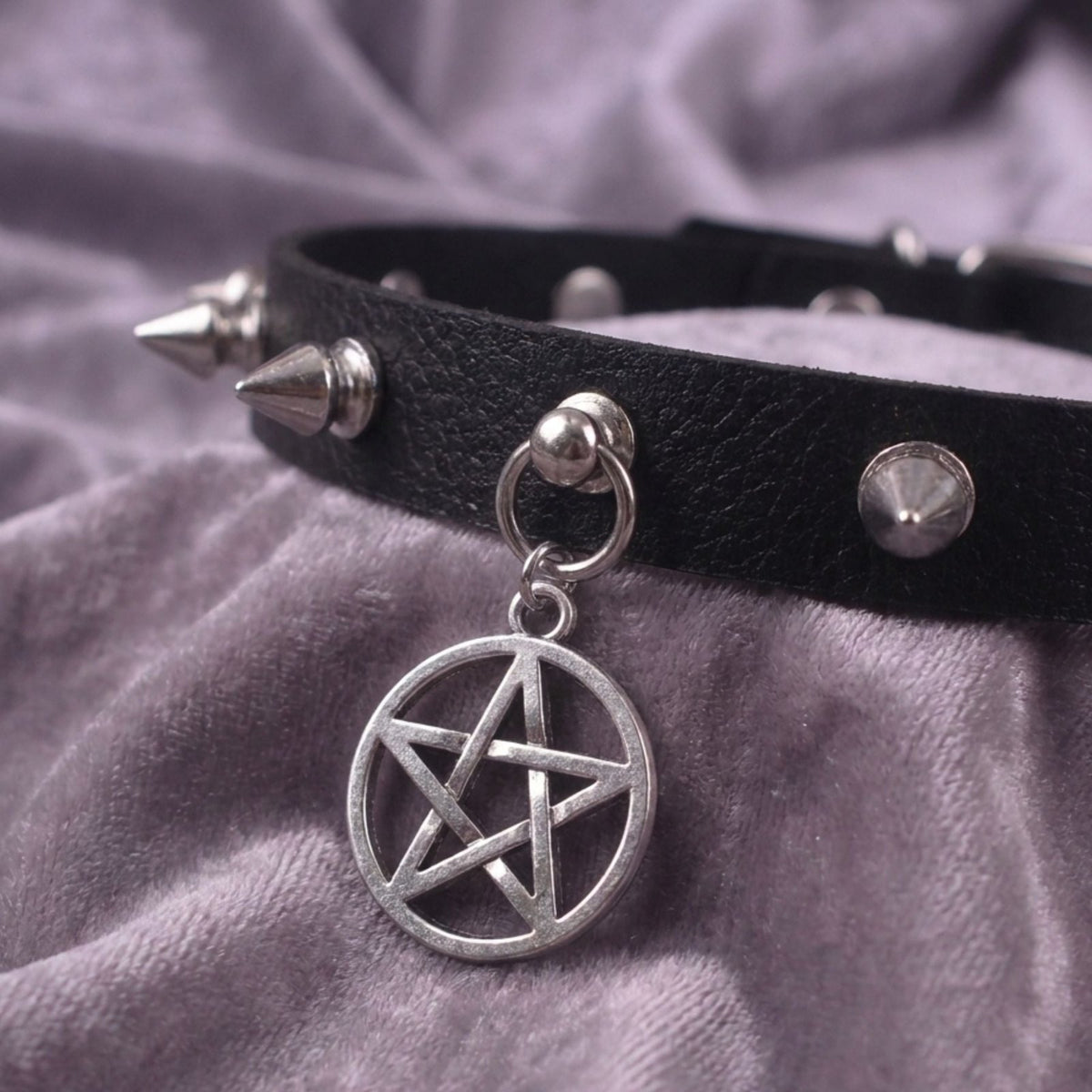 Collier ras de cou gothique punk pour femme, en simili cuir noir, avec pendentif pentagramme et clous argentés