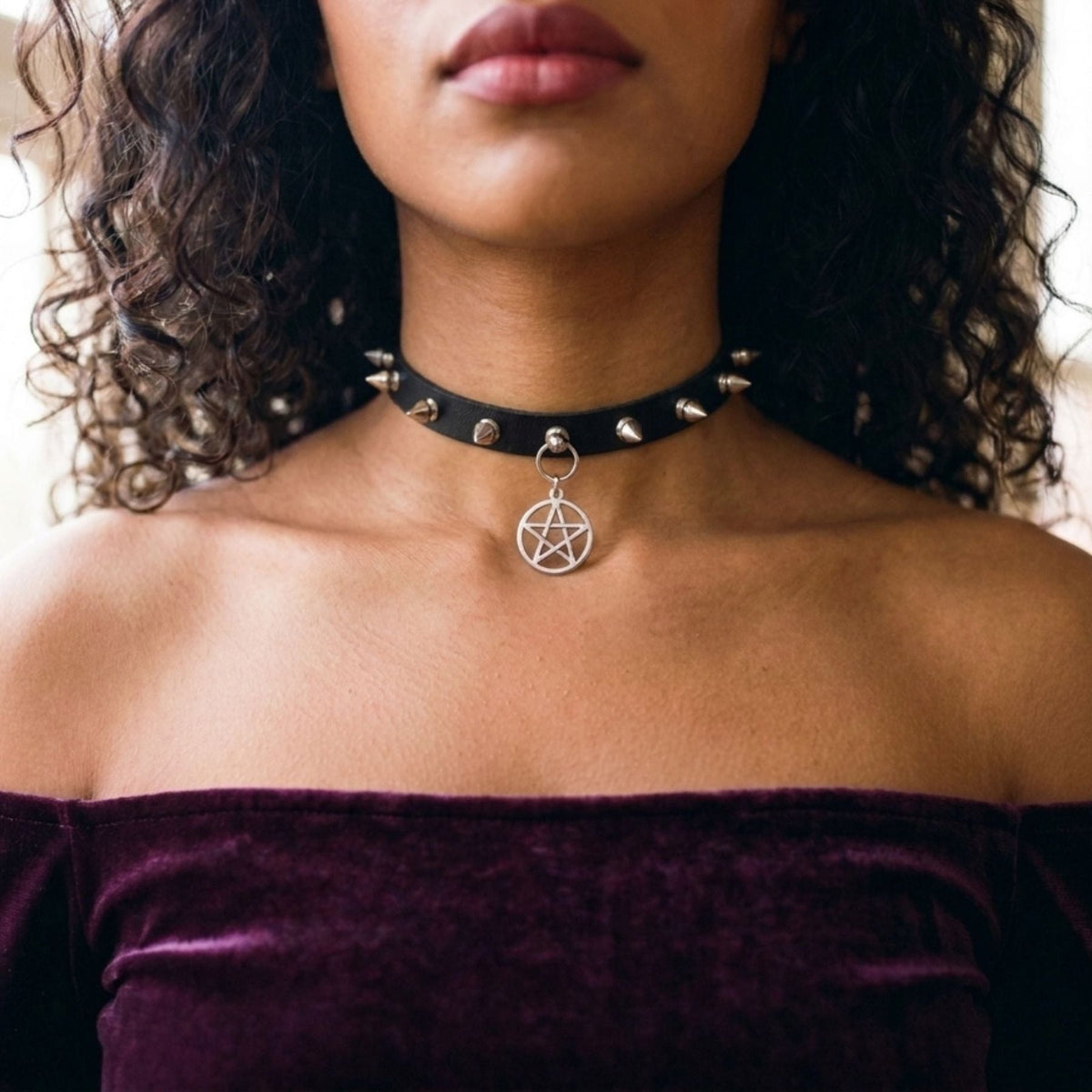 Collier ras de cou gothique punk pour femme, en simili cuir noir, avec pendentif pentagramme et clous argentés