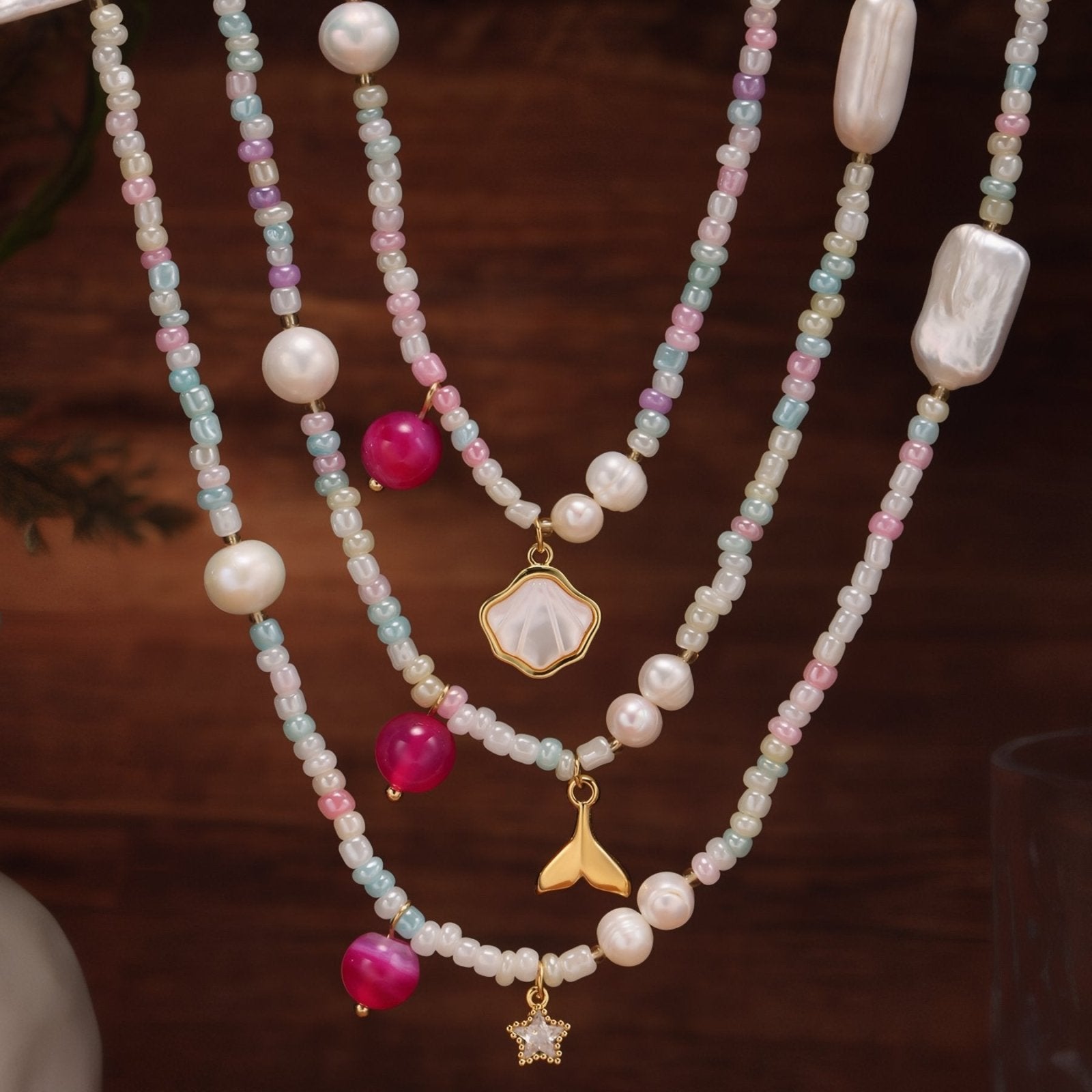 Collier ras - de - cou, perles d’eau douce et agate, pendentifs coquillage, étoile et queue de sirène