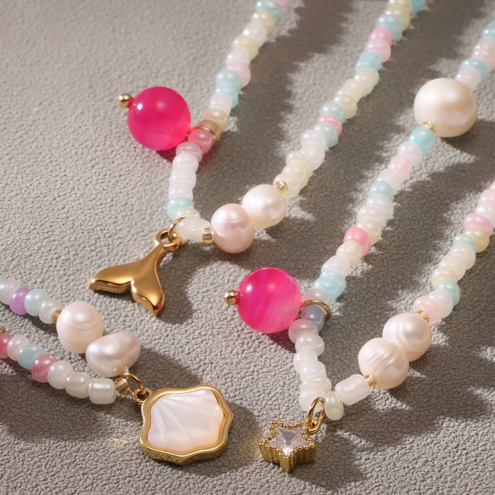 Collier ras - de - cou, perles d’eau douce et agate, pendentifs coquillage, étoile et queue de sirène