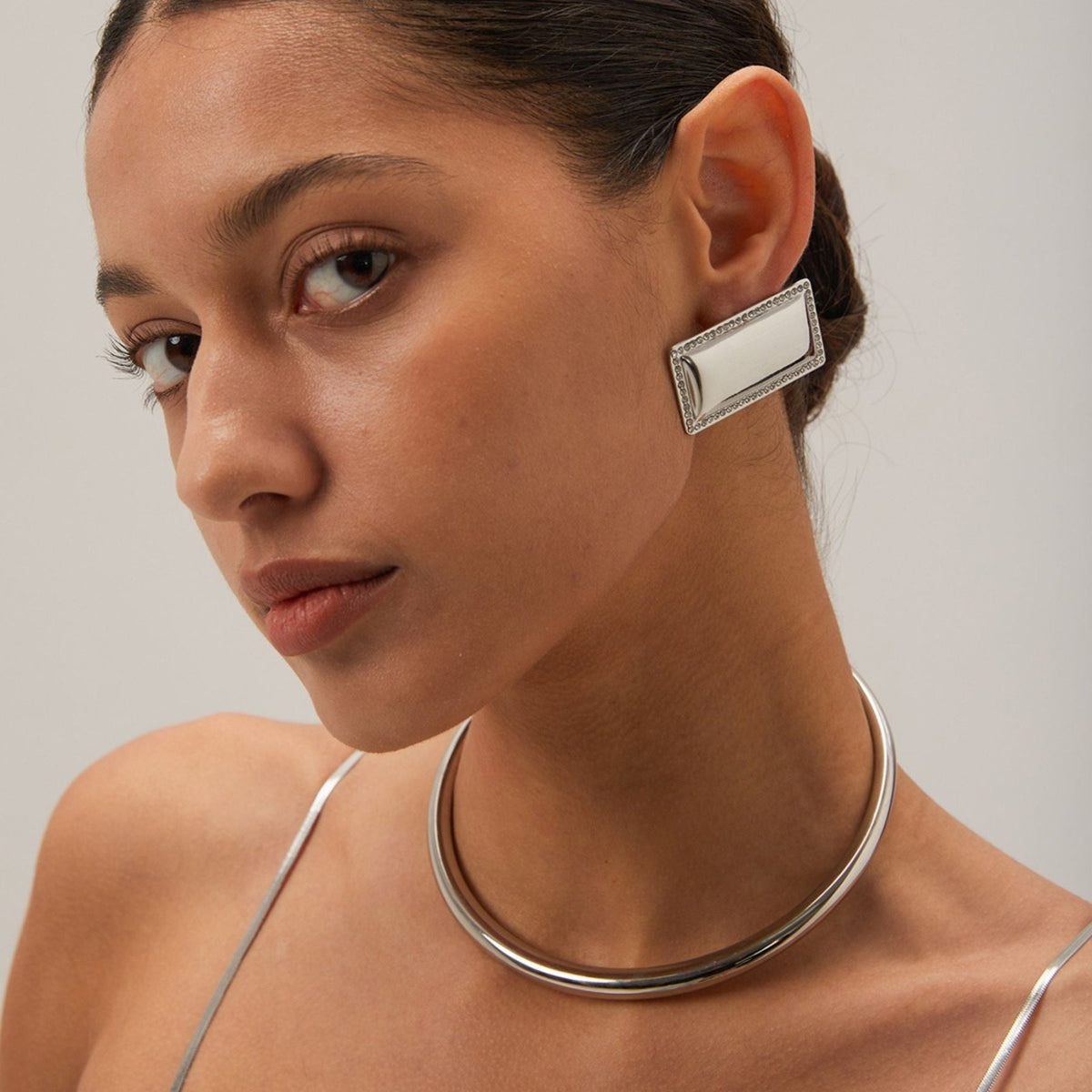 Collier ras-de-cou rigide pour femme, en acier inoxydable, design moderne