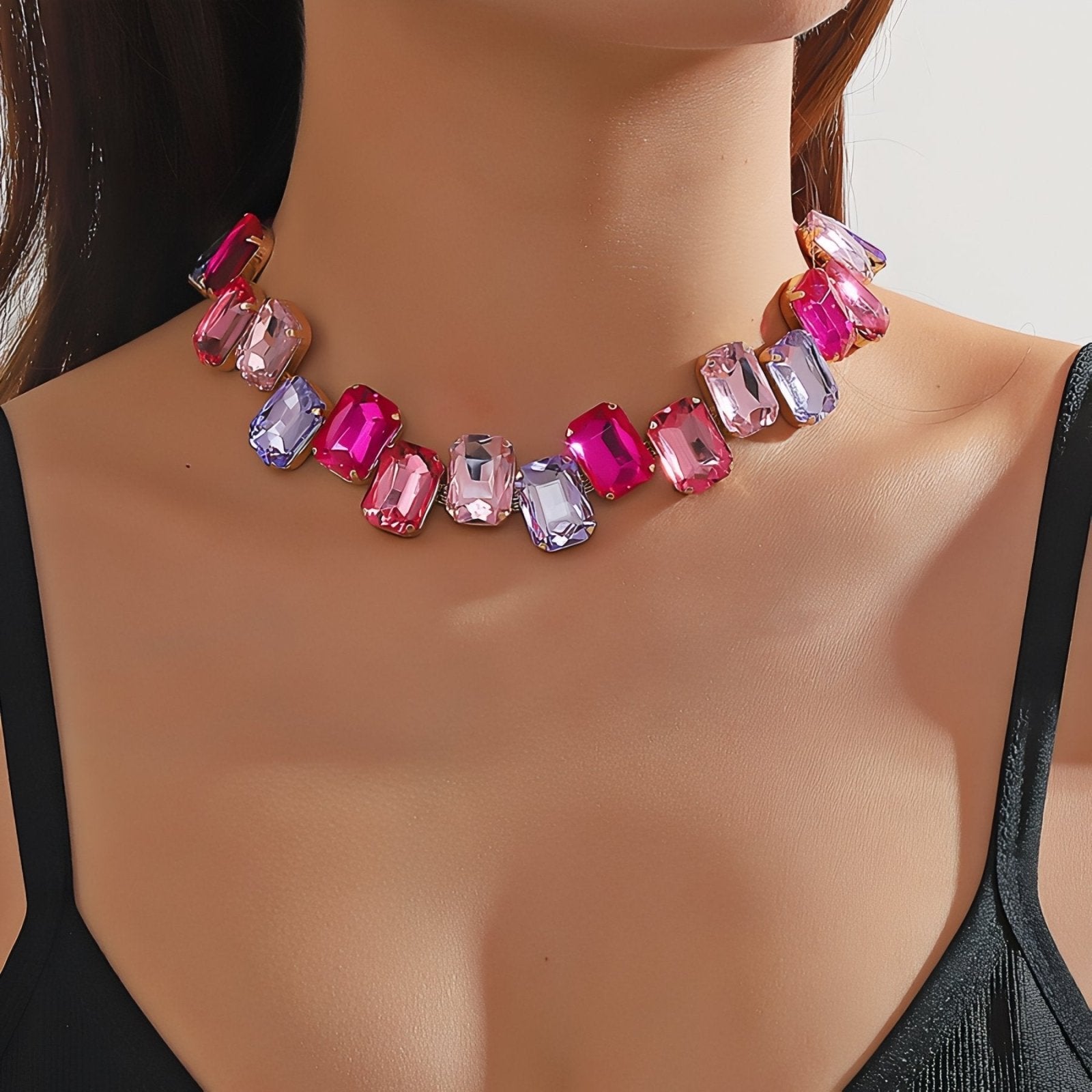 Collier ras - du - cou chunky avec cristaux taillés multicolores, look glamour