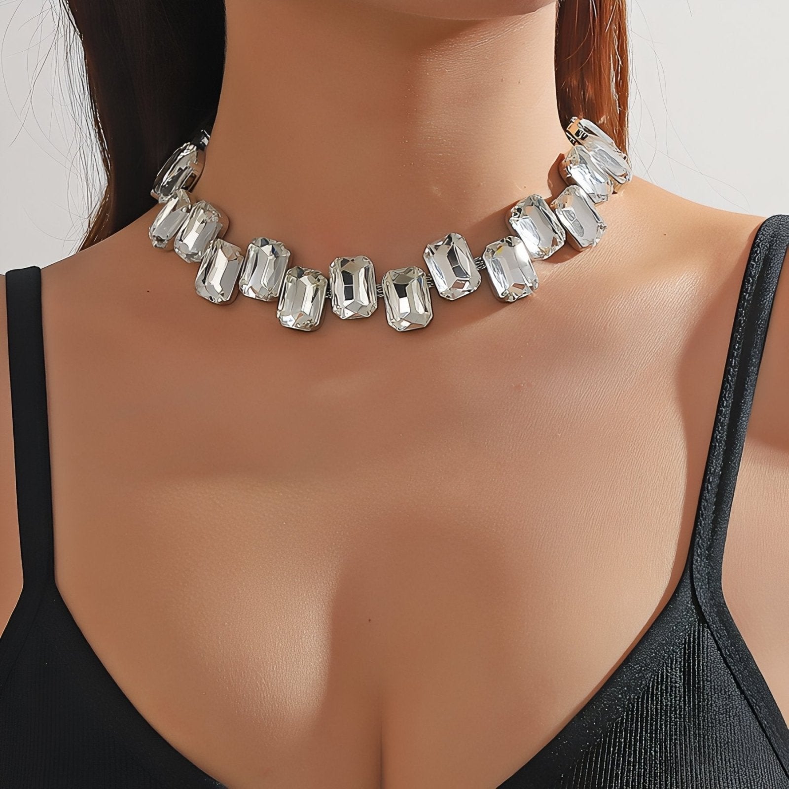 Collier ras - du - cou chunky avec cristaux taillés multicolores, look glamour