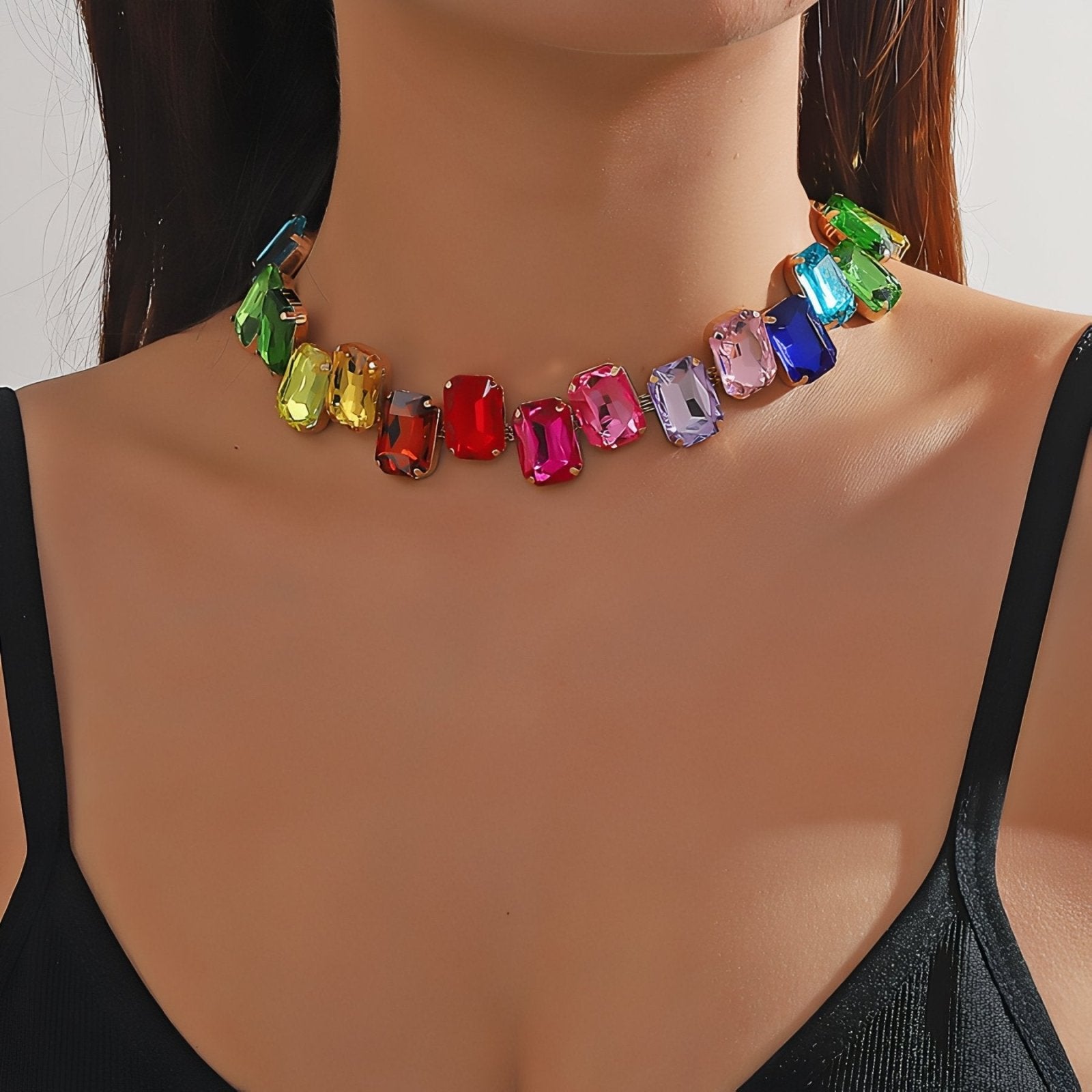 Collier ras - du - cou chunky avec cristaux taillés multicolores, look glamour