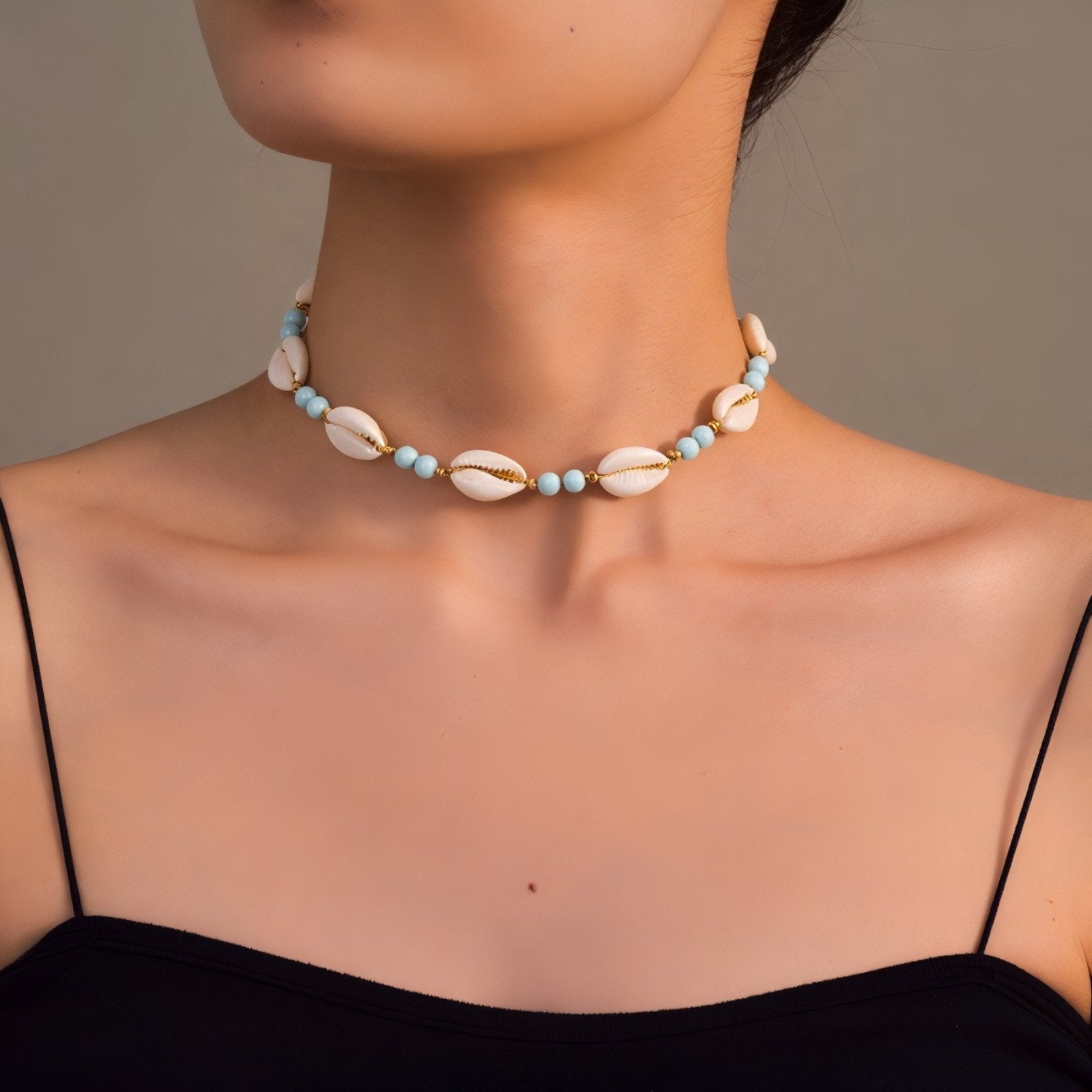 Collier ras - du - cou coquillage, perles pastel, corde tressée réglable, modèle Choisy