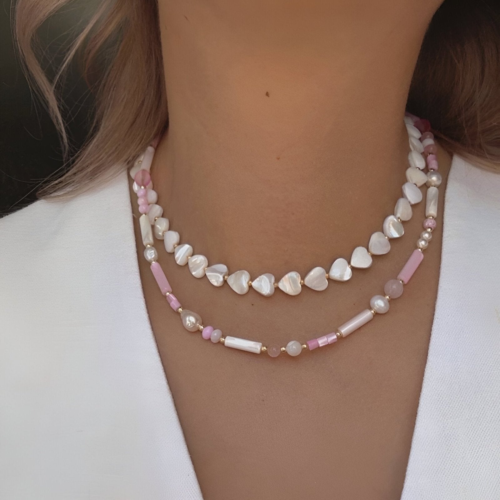 Collier ras - du - cou en nacre, perles cœur, fermoir mousqueton doré, modèle Marina
