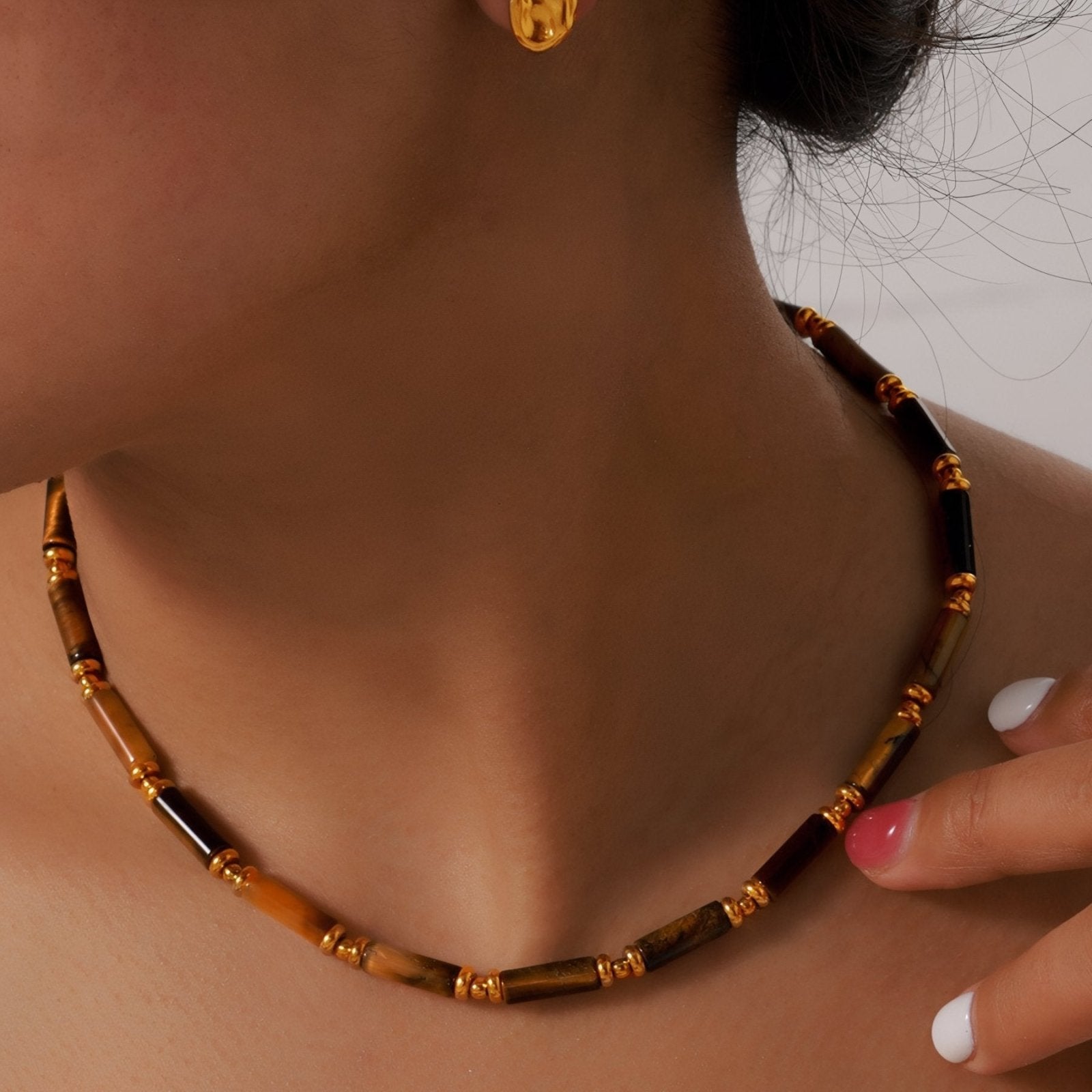 Collier ras du cou en pierre naturelle œil de tigre, perles cylindriques et acier inoxydable plaqué or