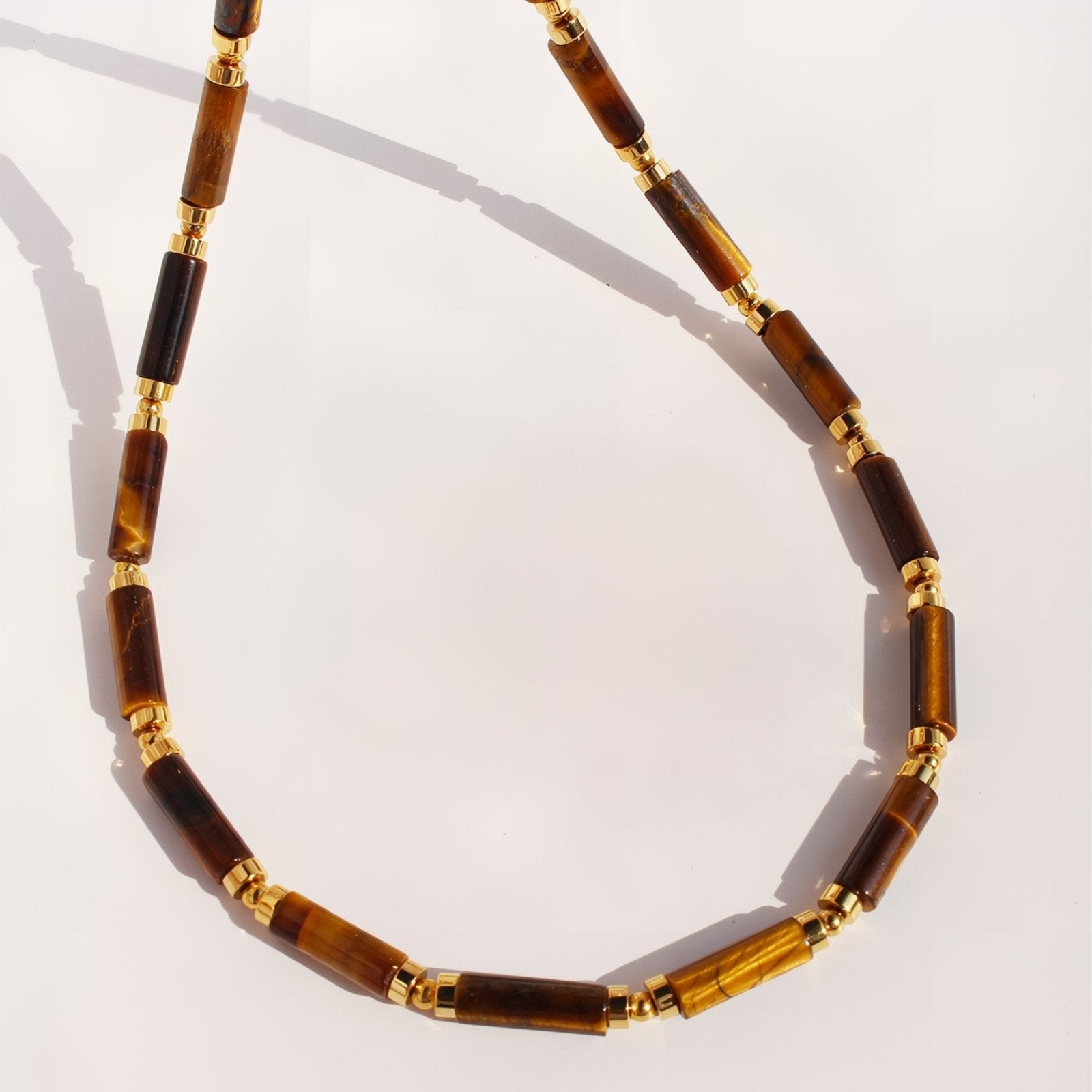Collier ras du cou en pierre naturelle œil de tigre, perles cylindriques et acier inoxydable plaqué or