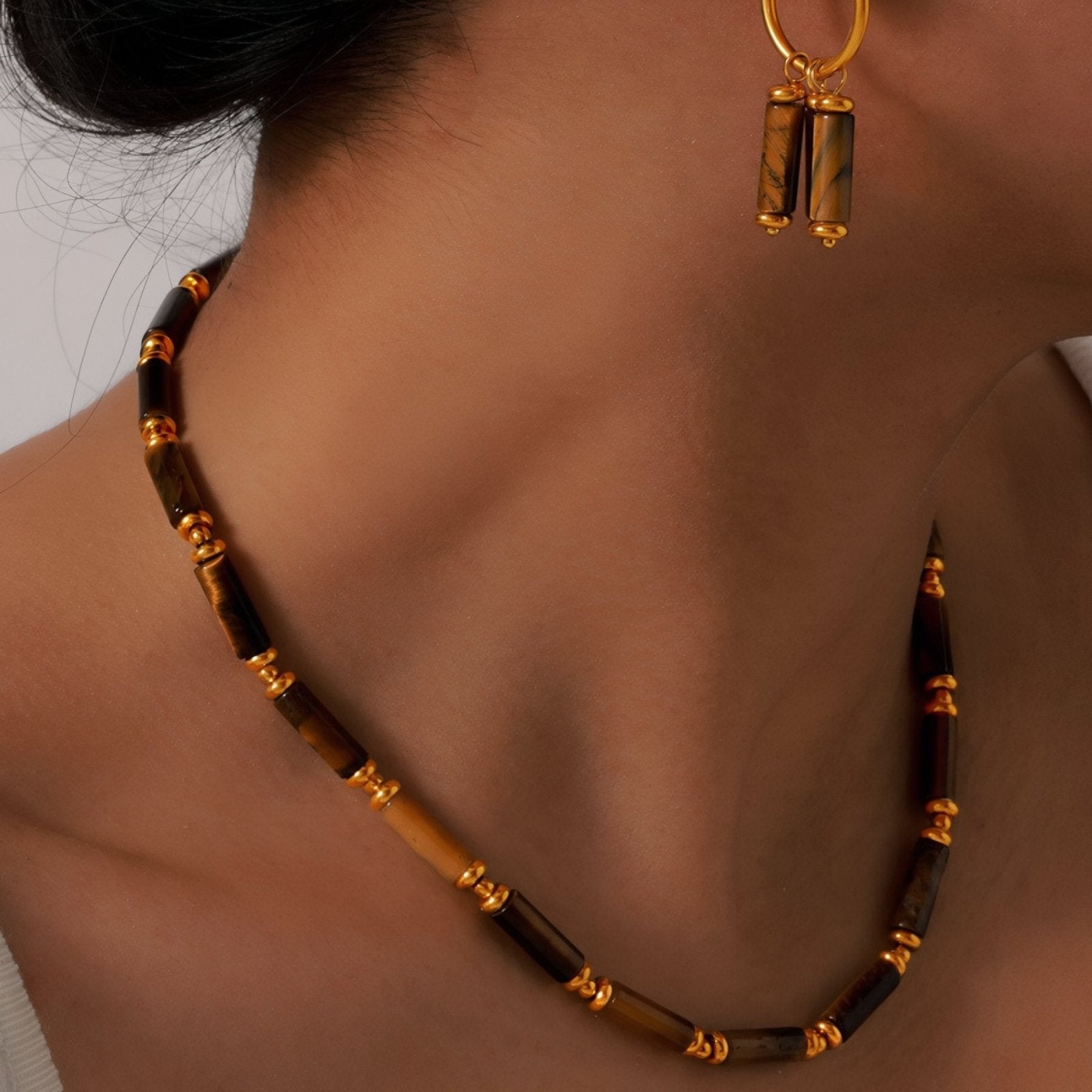 Collier ras du cou en pierre naturelle œil de tigre, perles cylindriques et acier inoxydable plaqué or