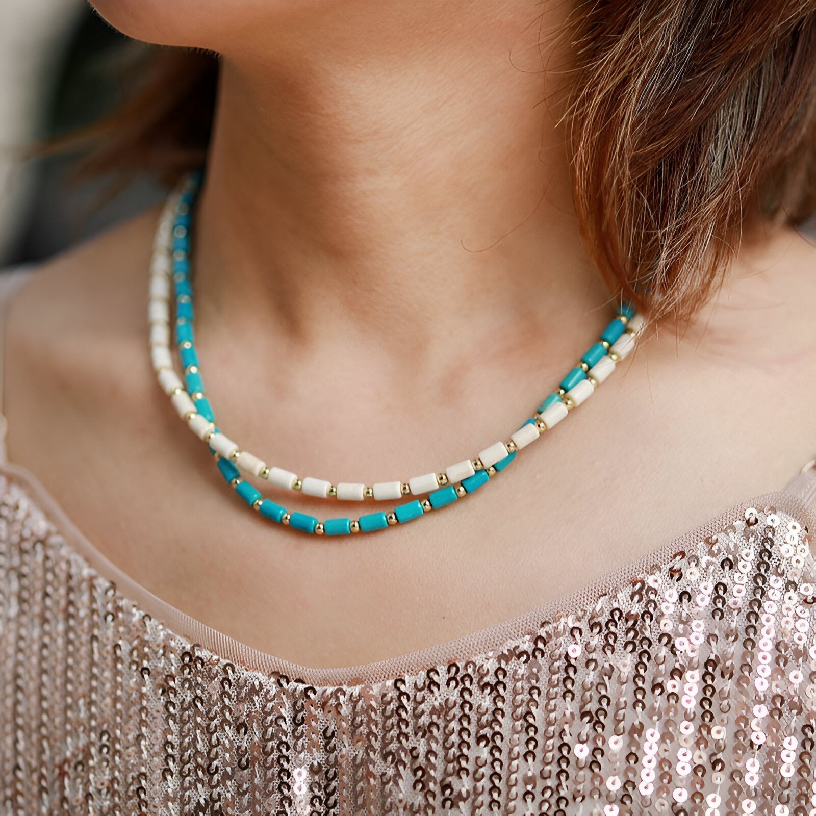 Collier ras - du - cou en pierre naturelle, perles tubes et finitions dorées pour femme, modèle Malika