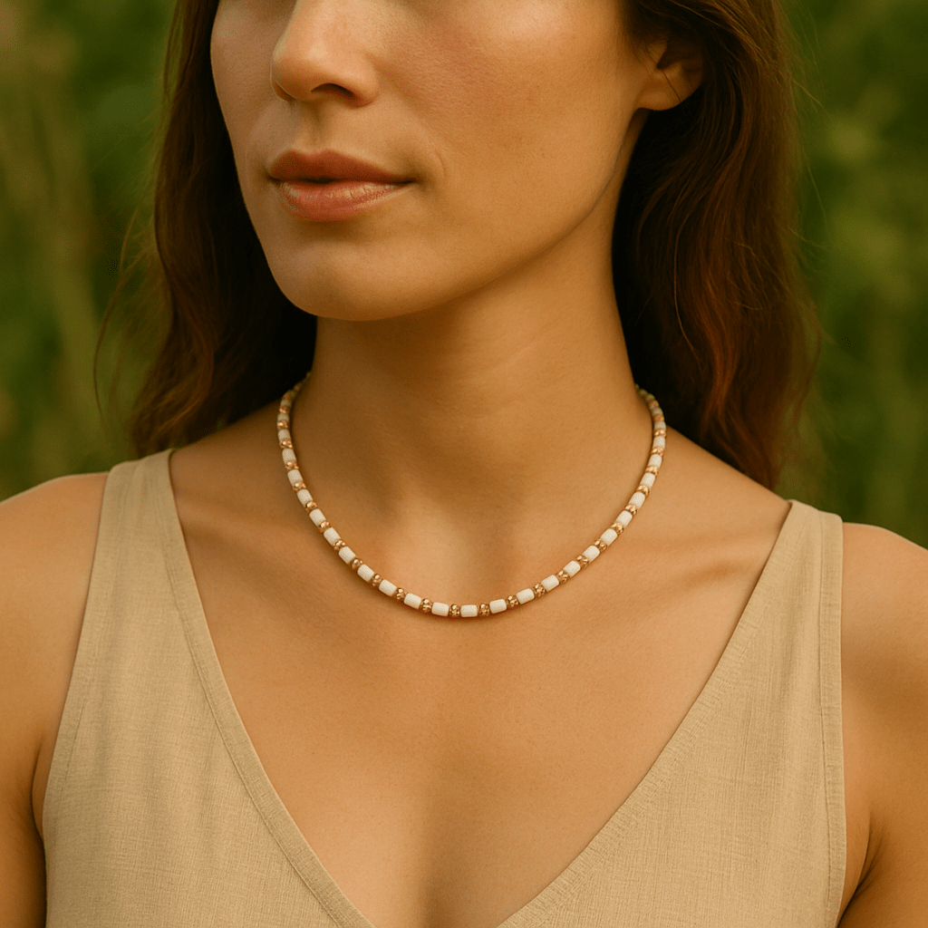 Collier ras - du - cou en pierre naturelle, perles tubes et finitions dorées pour femme, modèle Malika
