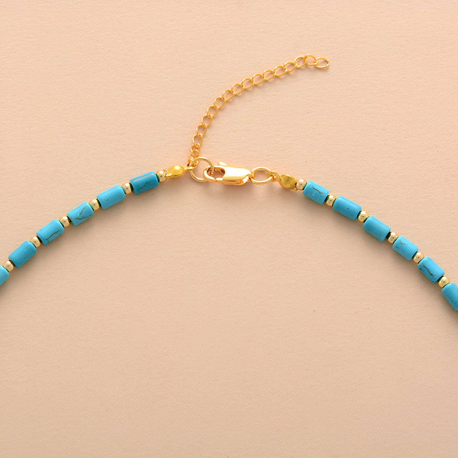 Collier ras - du - cou en pierre naturelle, perles tubes et finitions dorées pour femme, modèle Malika