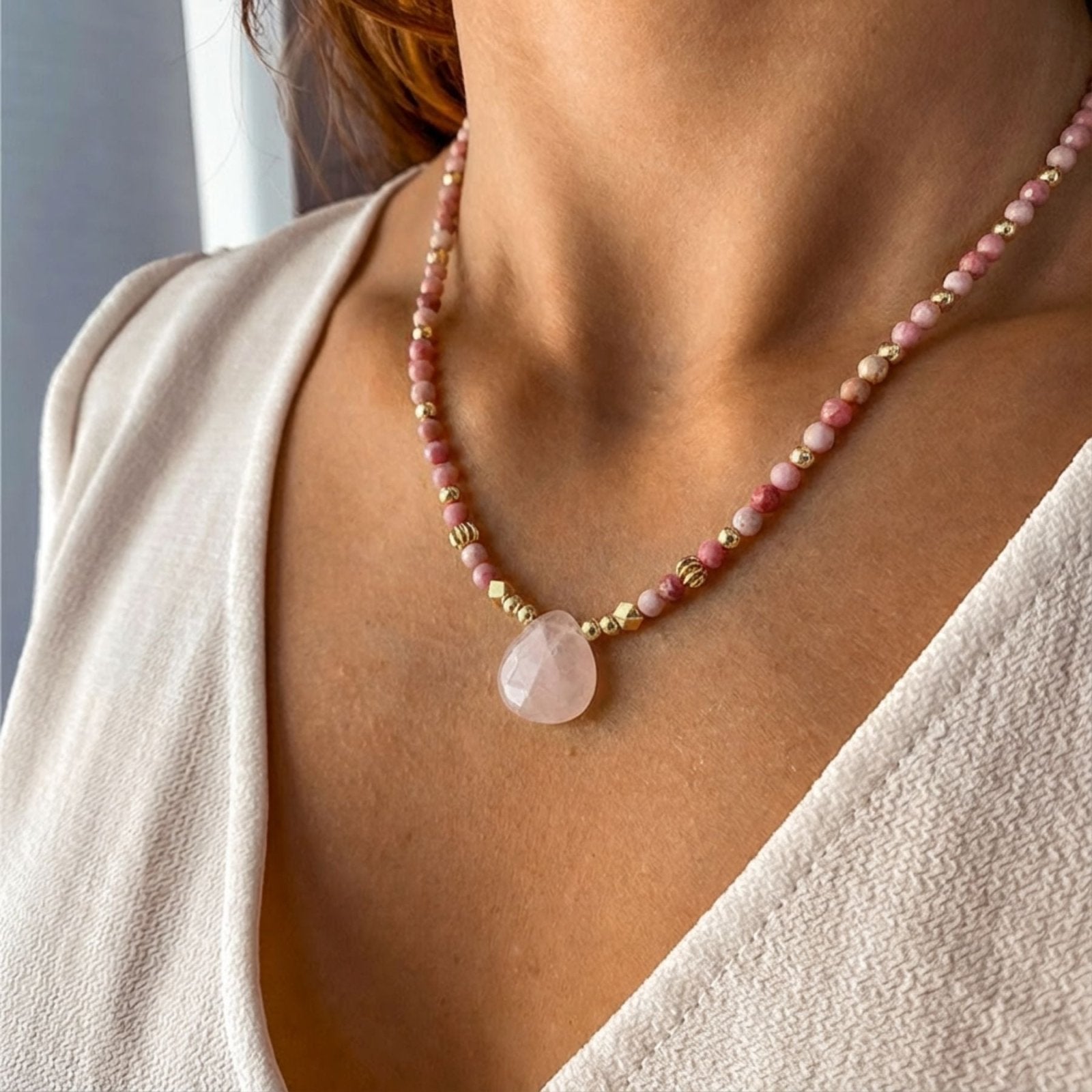 Collier ras - du - cou en pierres naturelles, quartz rose ou œil de tigre, perles fines dorées et pendentif goutte