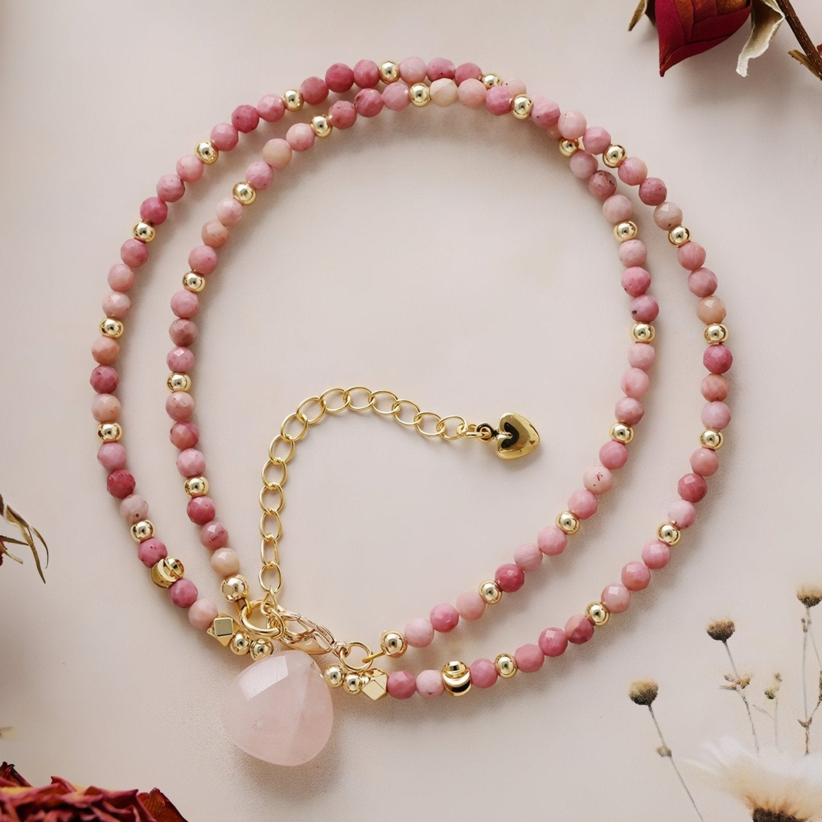 Collier ras - du - cou en pierres naturelles, quartz rose ou œil de tigre, perles fines dorées et pendentif goutte