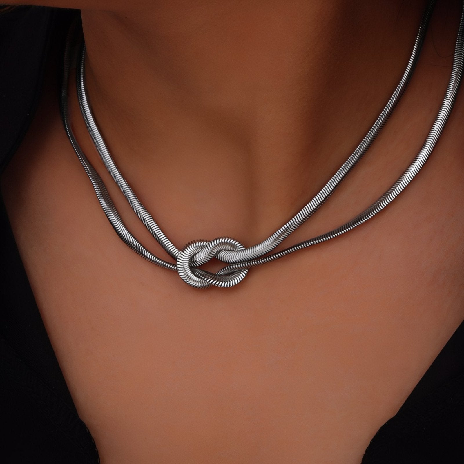 Collier ras du cou moderne pour femme, double chaîne torsadée avec noeud central, en acier inoxydable