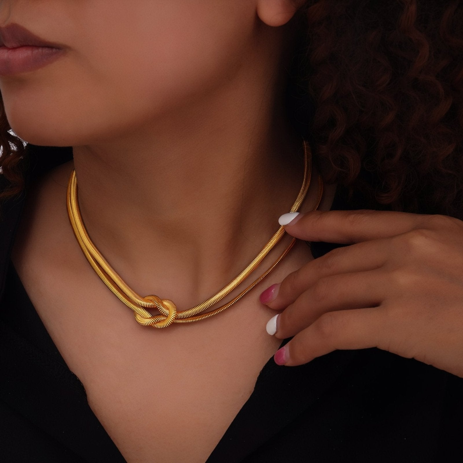 Collier ras du cou moderne pour femme, double chaîne torsadée avec noeud central, en acier inoxydable