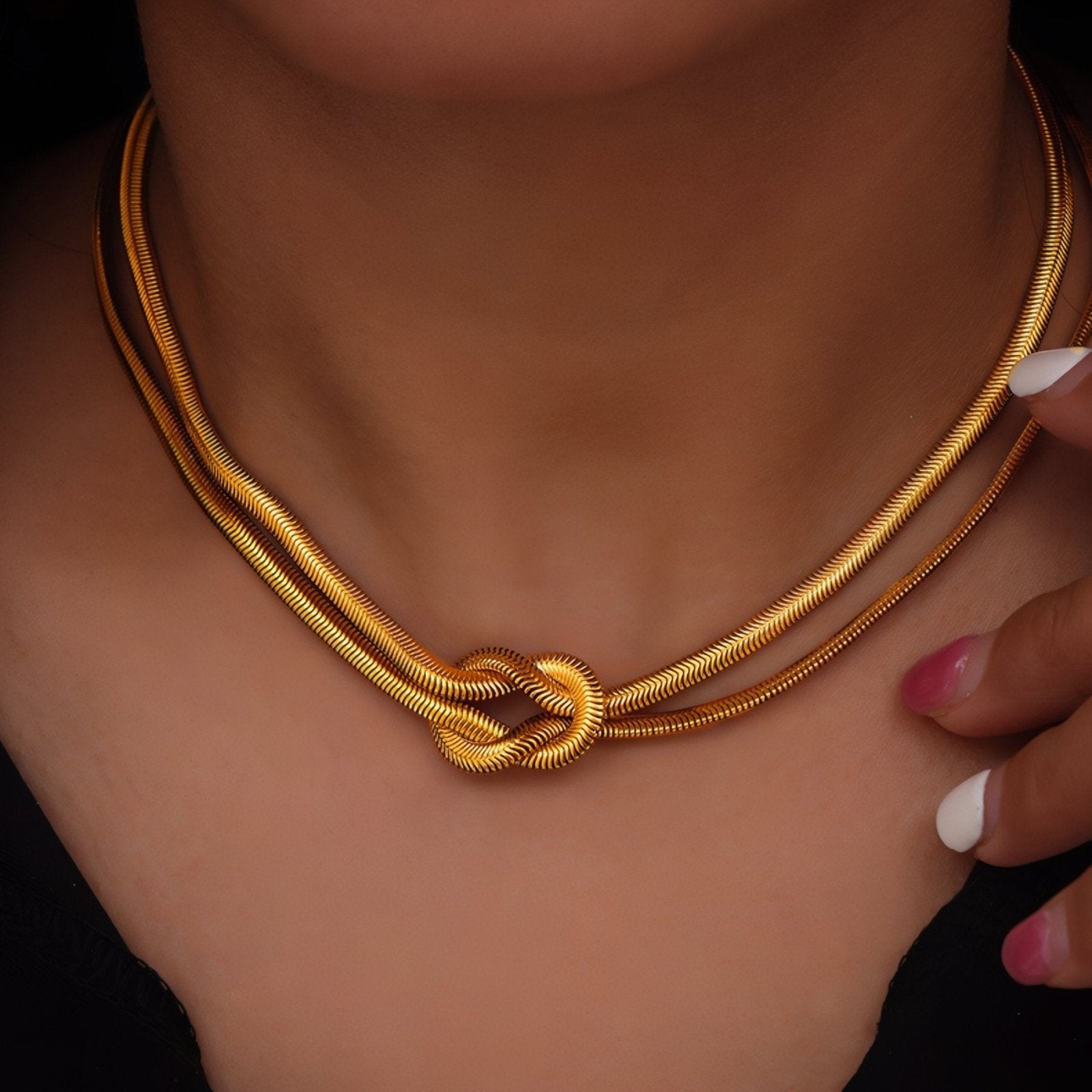 Collier ras du cou moderne pour femme, double chaîne torsadée avec noeud central, en acier inoxydable