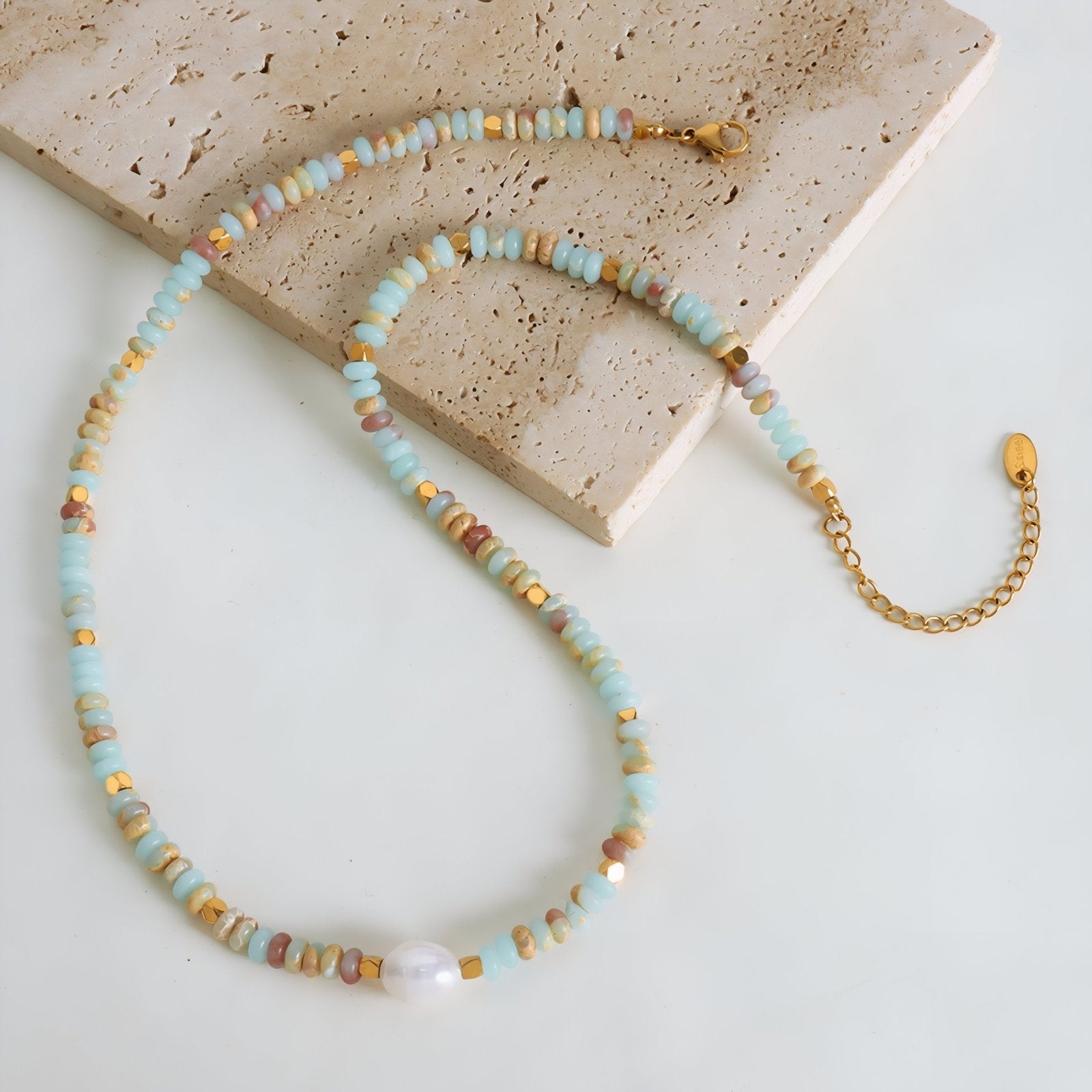 Collier ras - du - cou multicolore pour femme, en perles artisanales et perle centrale blanche, style bohème