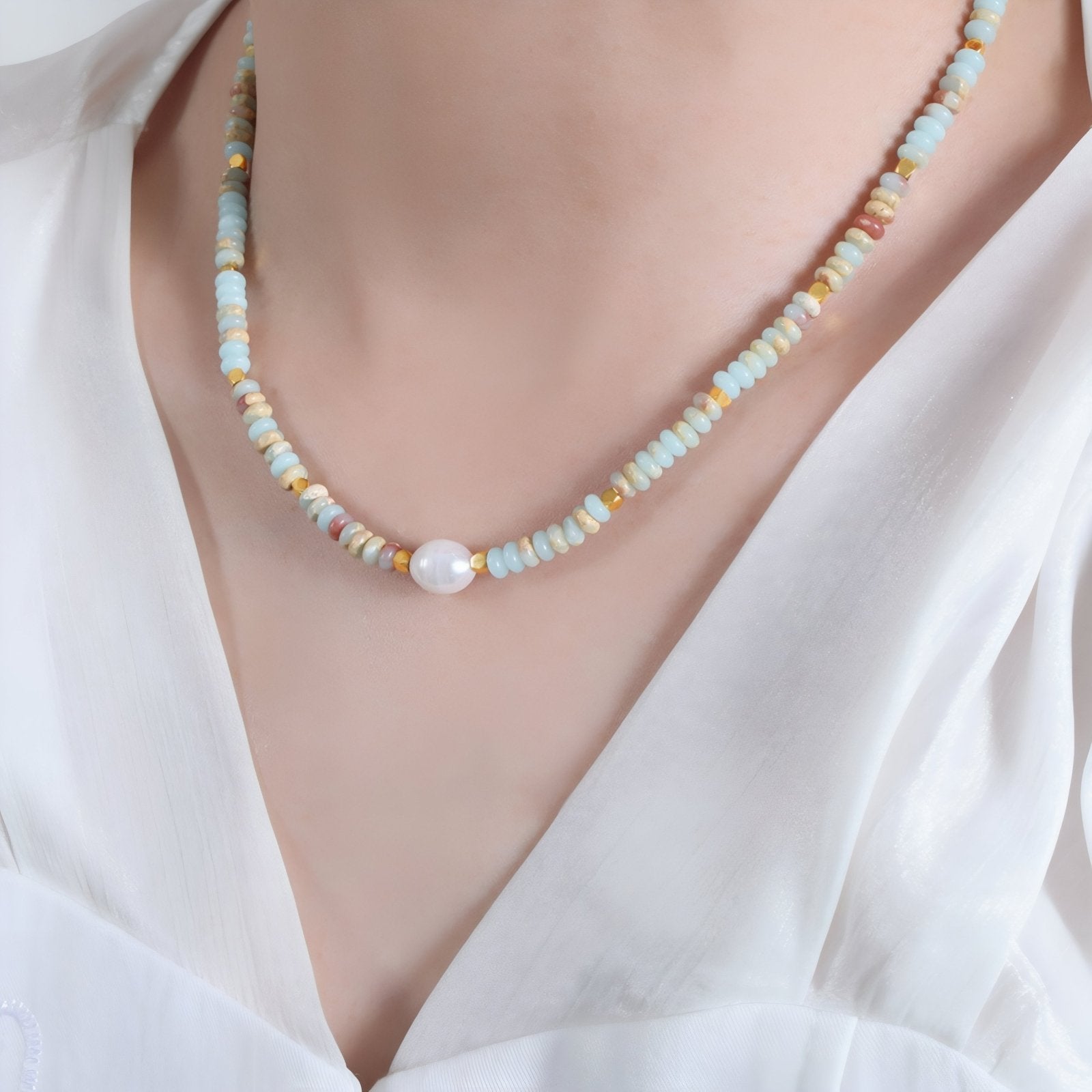 Collier ras - du - cou multicolore pour femme, en perles artisanales et perle centrale blanche, style bohème
