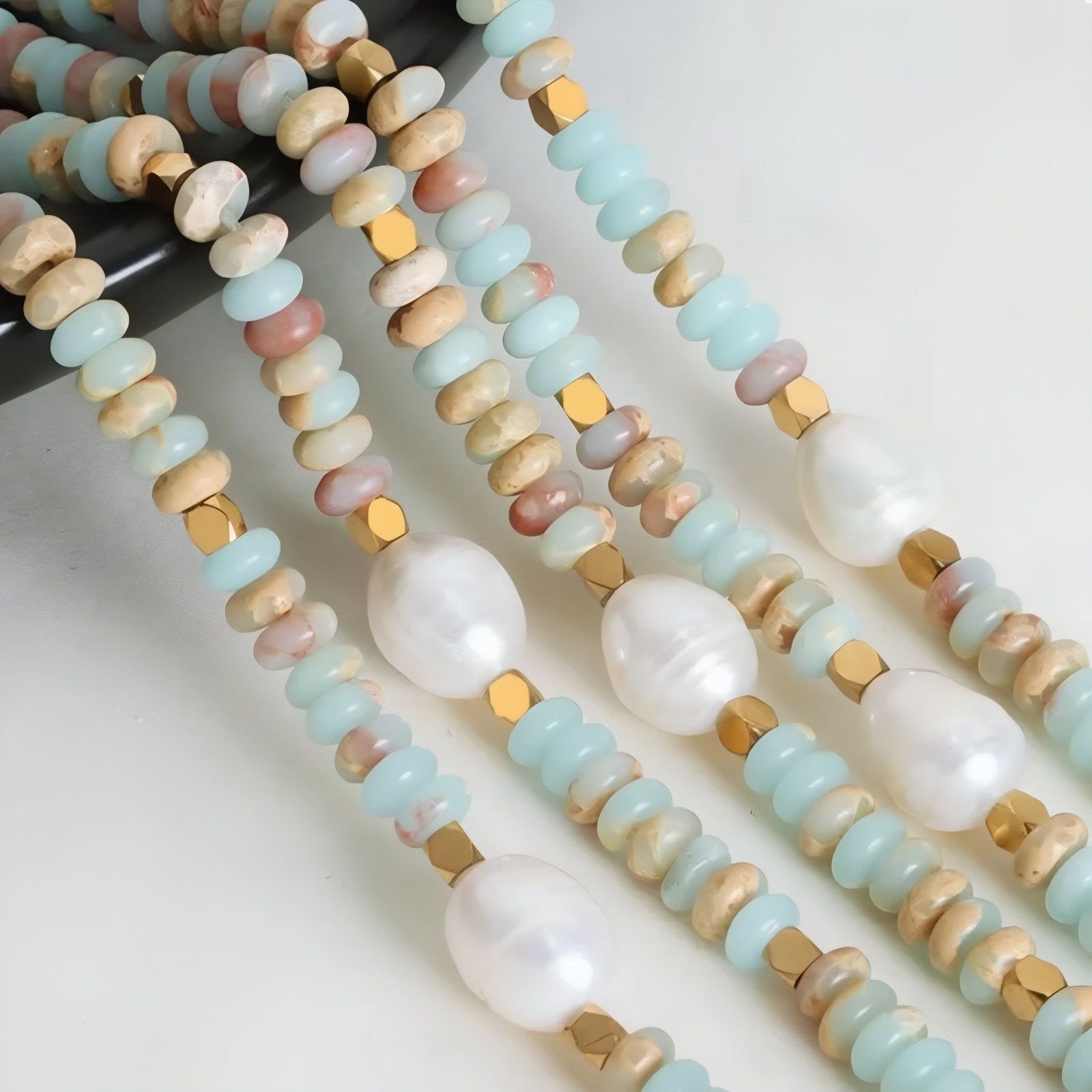 Collier ras - du - cou multicolore pour femme, en perles artisanales et perle centrale blanche, style bohème