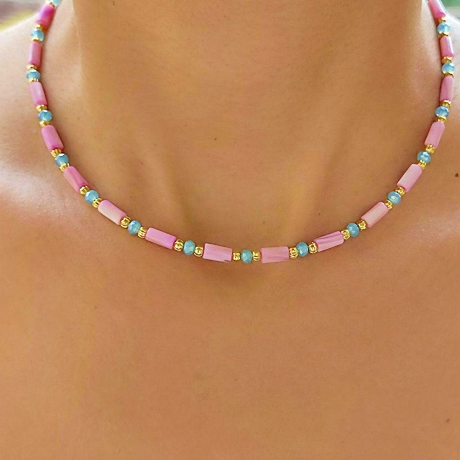 Collier ras - du - cou perles en quartz rose, chaîne dorée 18K, modèle Bianca