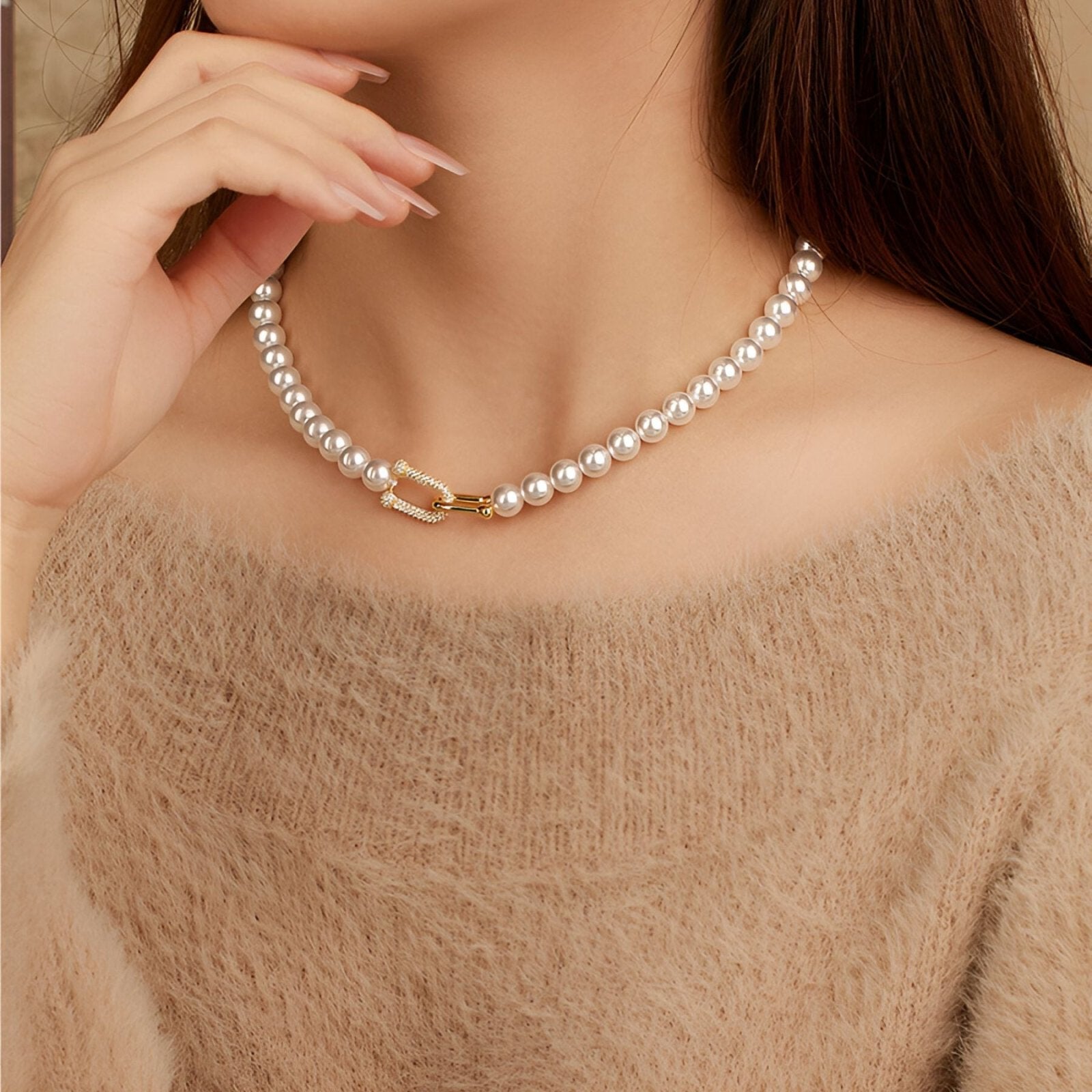 Collier ras - du - cou perles nacrées, fermoir design en U serti, look minimaliste et sophistiqué, modèle Eva