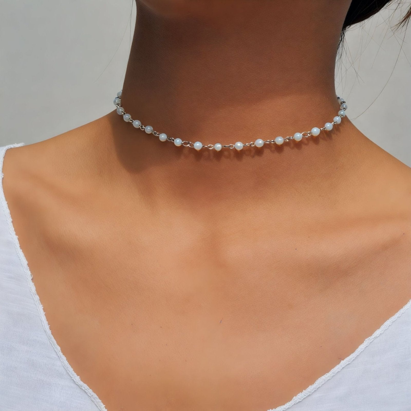 Collier ras - du - cou perles rondes, maille câble fine, perles blanches ou noires, style minimaliste, modèle Ambrine