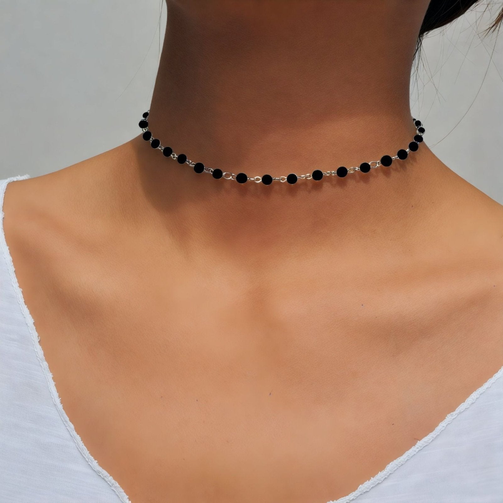 Collier ras - du - cou perles rondes, maille câble fine, perles blanches ou noires, style minimaliste, modèle Ambrine