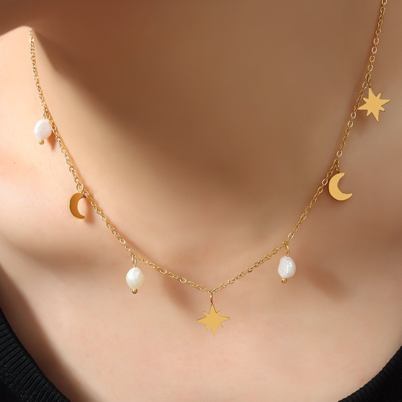 Collier ras - du - cou pour femme, avec perles de nacre et pendentifs lune et étoile, en acier inoxydable
