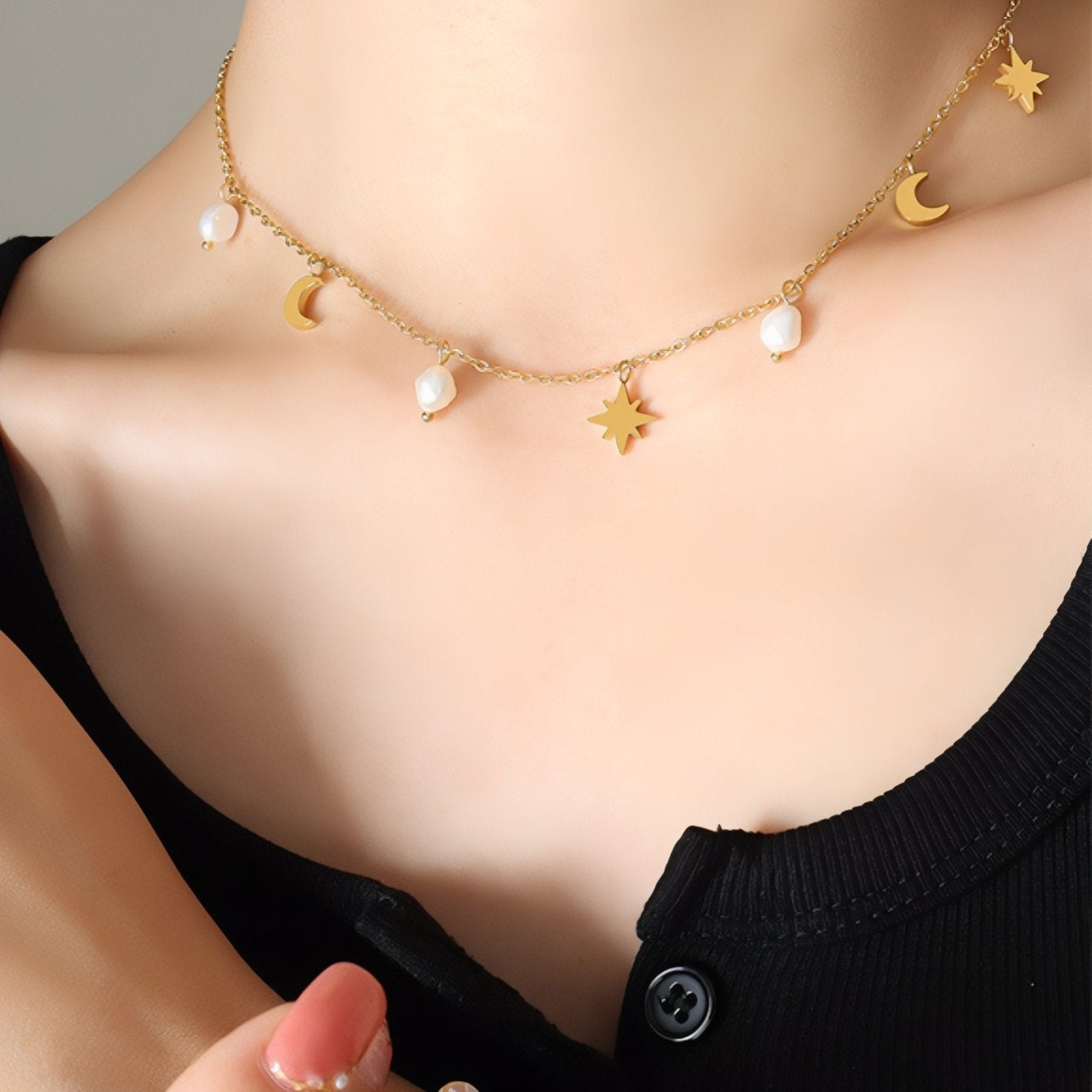 Collier ras - du - cou pour femme, avec perles de nacre et pendentifs lune et étoile, en acier inoxydable