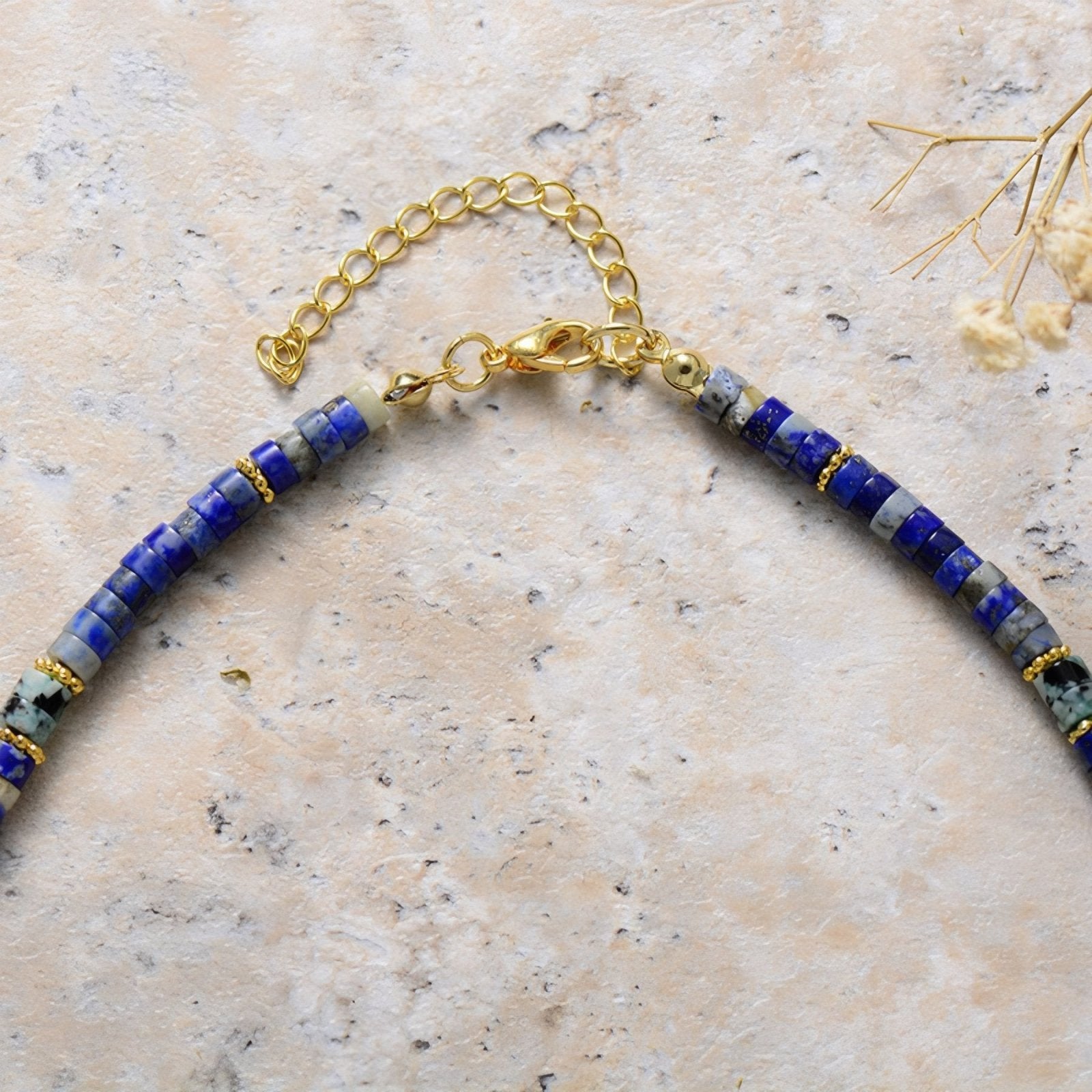 Collier ras - du - cou pour femme, pierres naturelles lapis lazuli et pendentif cœur, style bohème