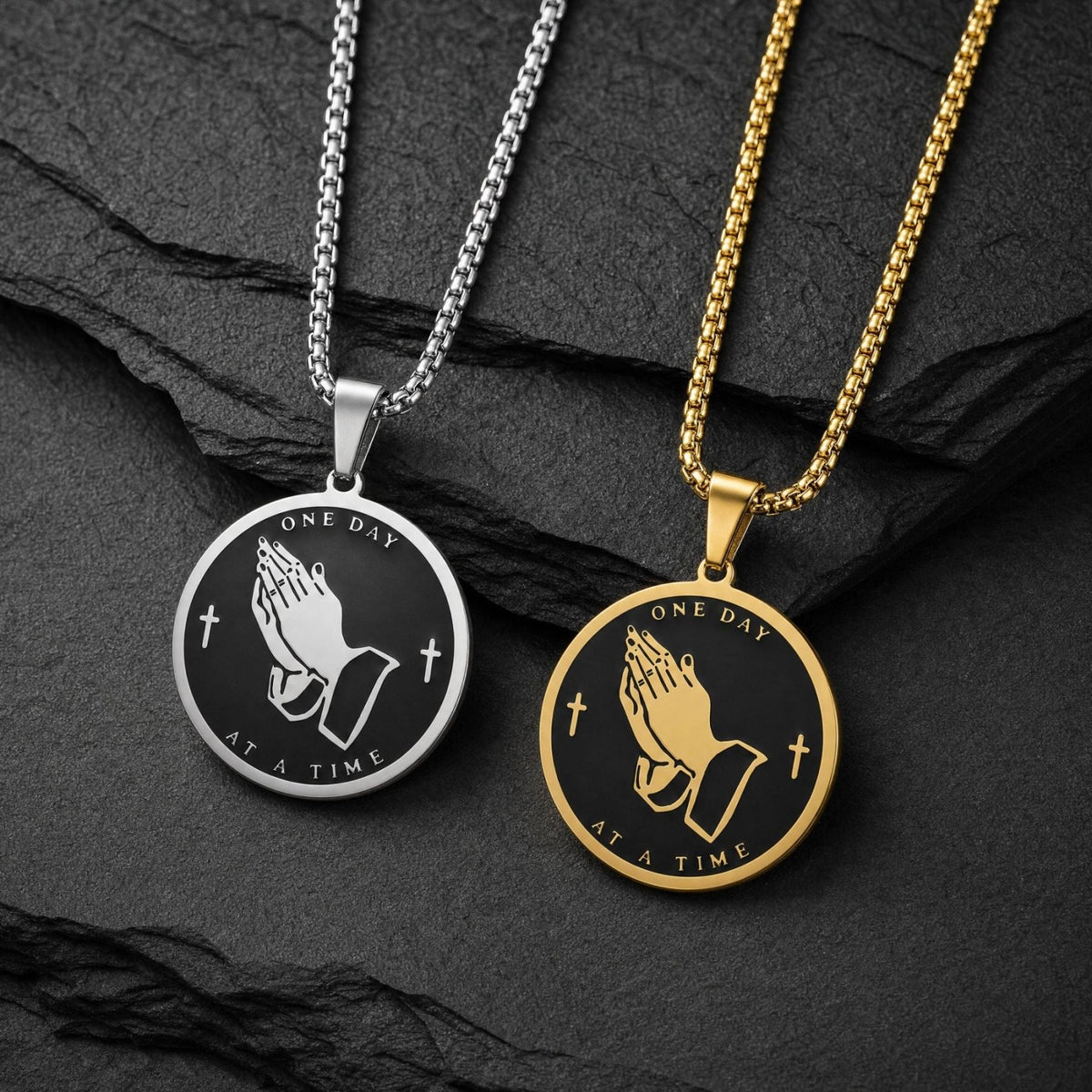 Collier religieux mains en prière pour homme, en acier inoxydable, médaillon chrétien et prière de la sérénité gravée au dos