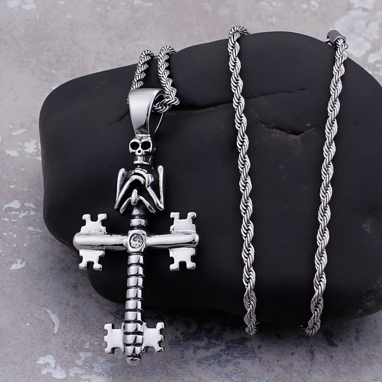Collier rock pour homme, avec pendentif croix ornée d’une tête de mort, en acier inoxydable