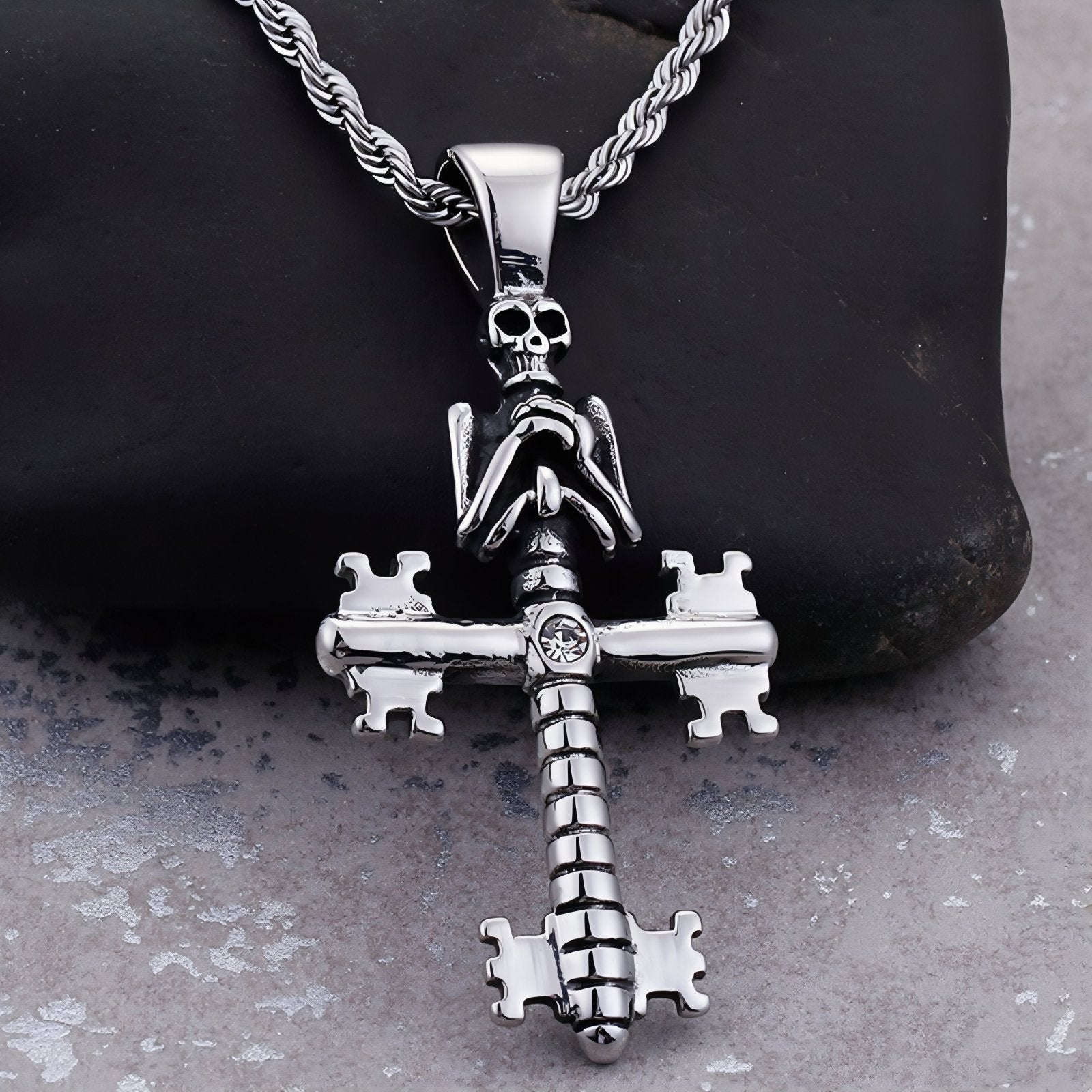 Collier rock pour homme, avec pendentif croix ornée d’une tête de mort, en acier inoxydable