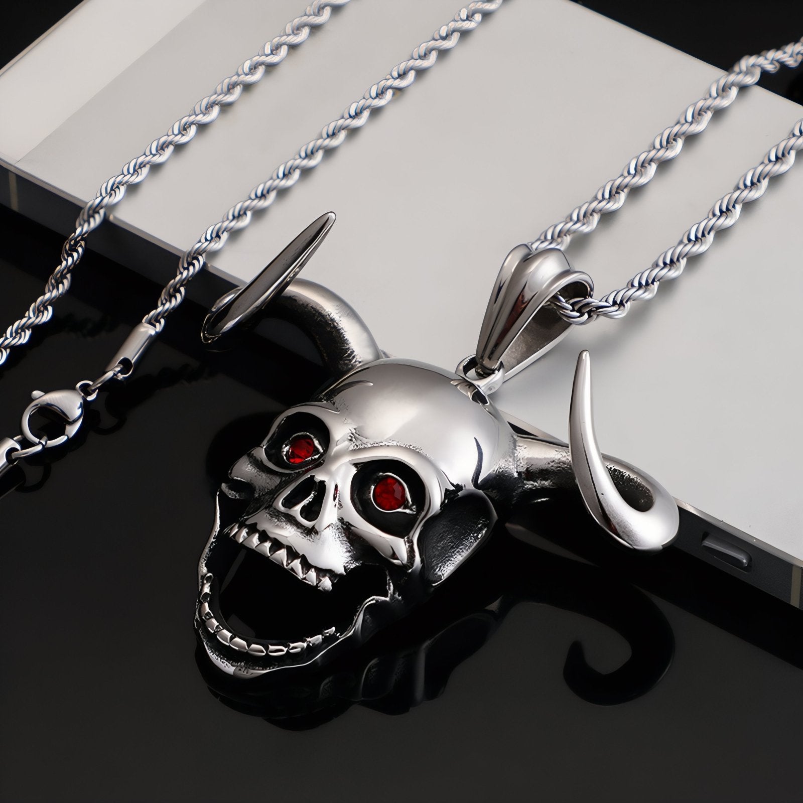 Collier rock pour homme, pendentif tête de mort avec cornes et yeux rouges, en acier inoxydable