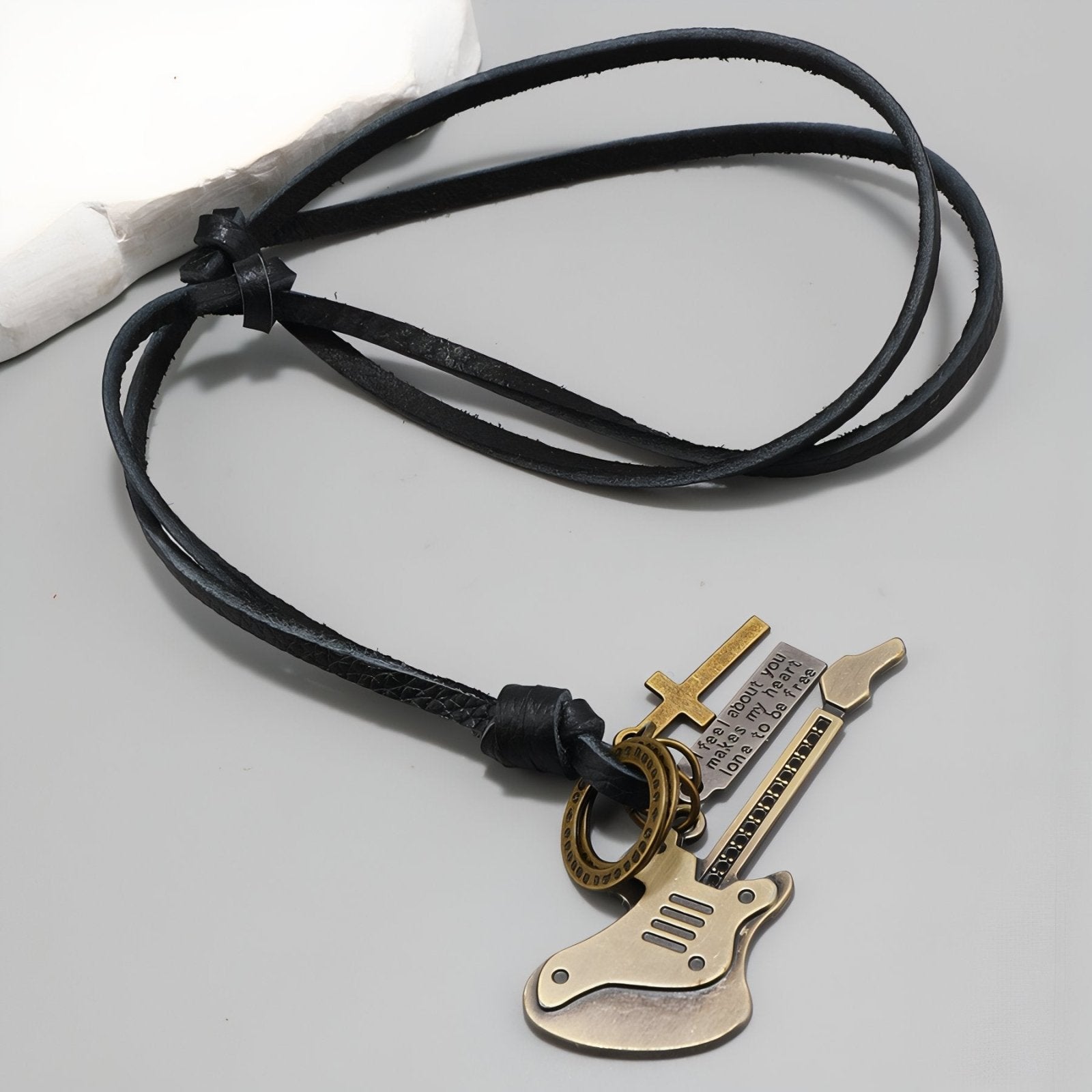 Collier rock vintage unisexe, pendentif guitare électrique, cordon en cuir noir ou marron