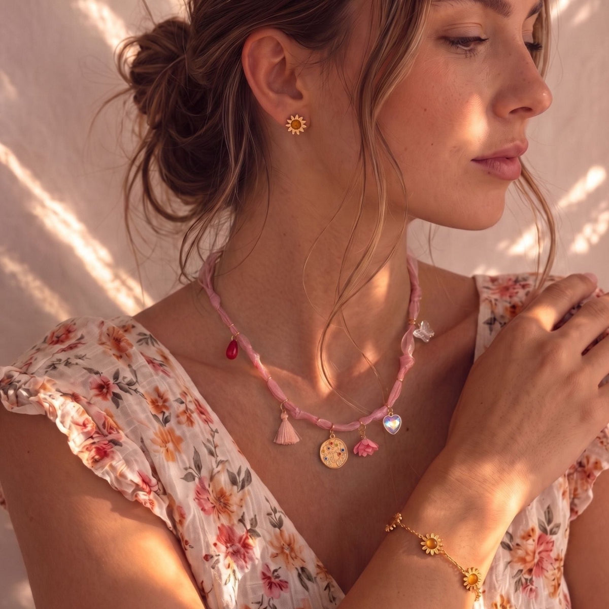 Collier ruban rose pour femme, en acier inoxydable, charms fantaisie colorés et pompons