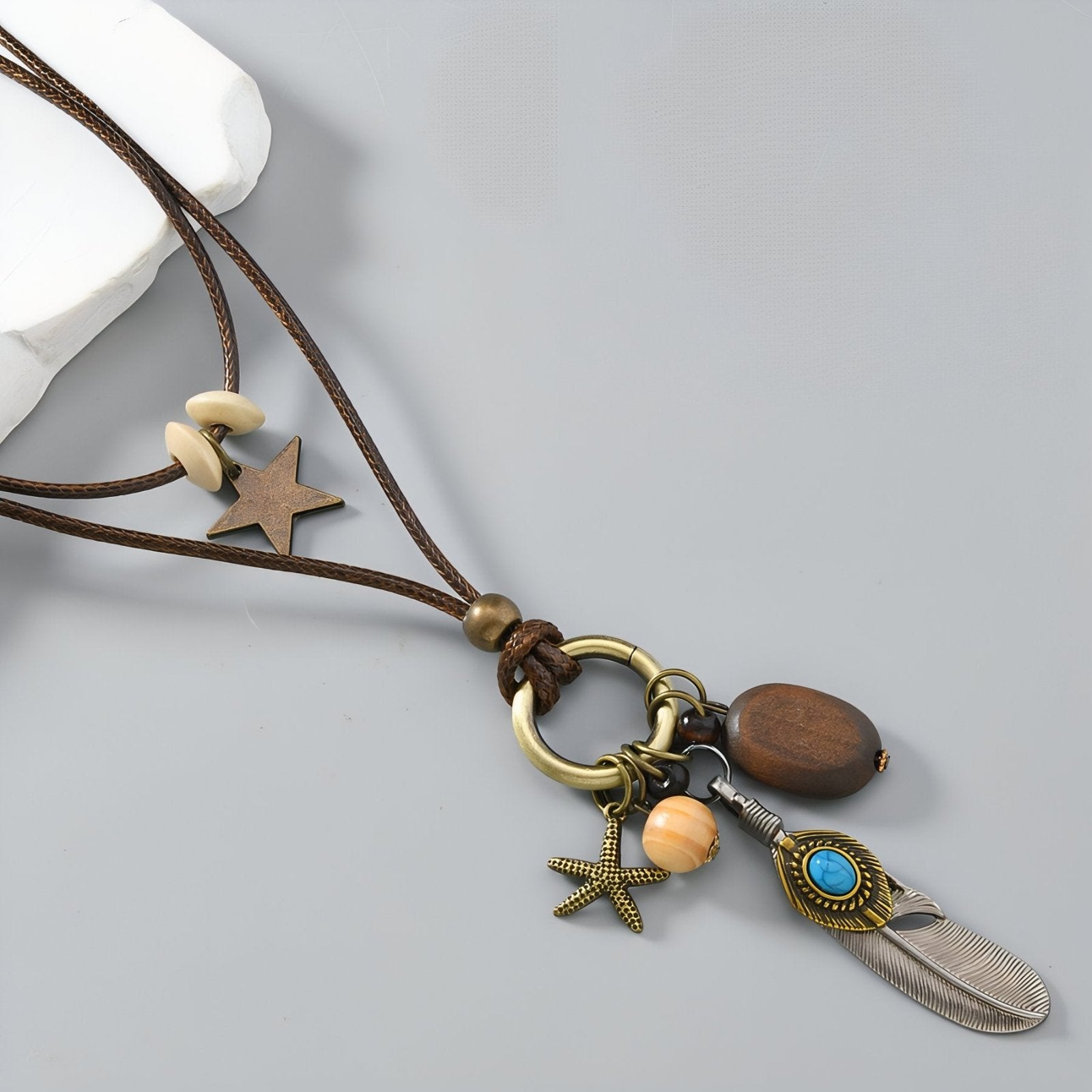 Collier sautoir double rang bohème, pendentifs perles en bois, étoile et plume, cordon marron en cuir
