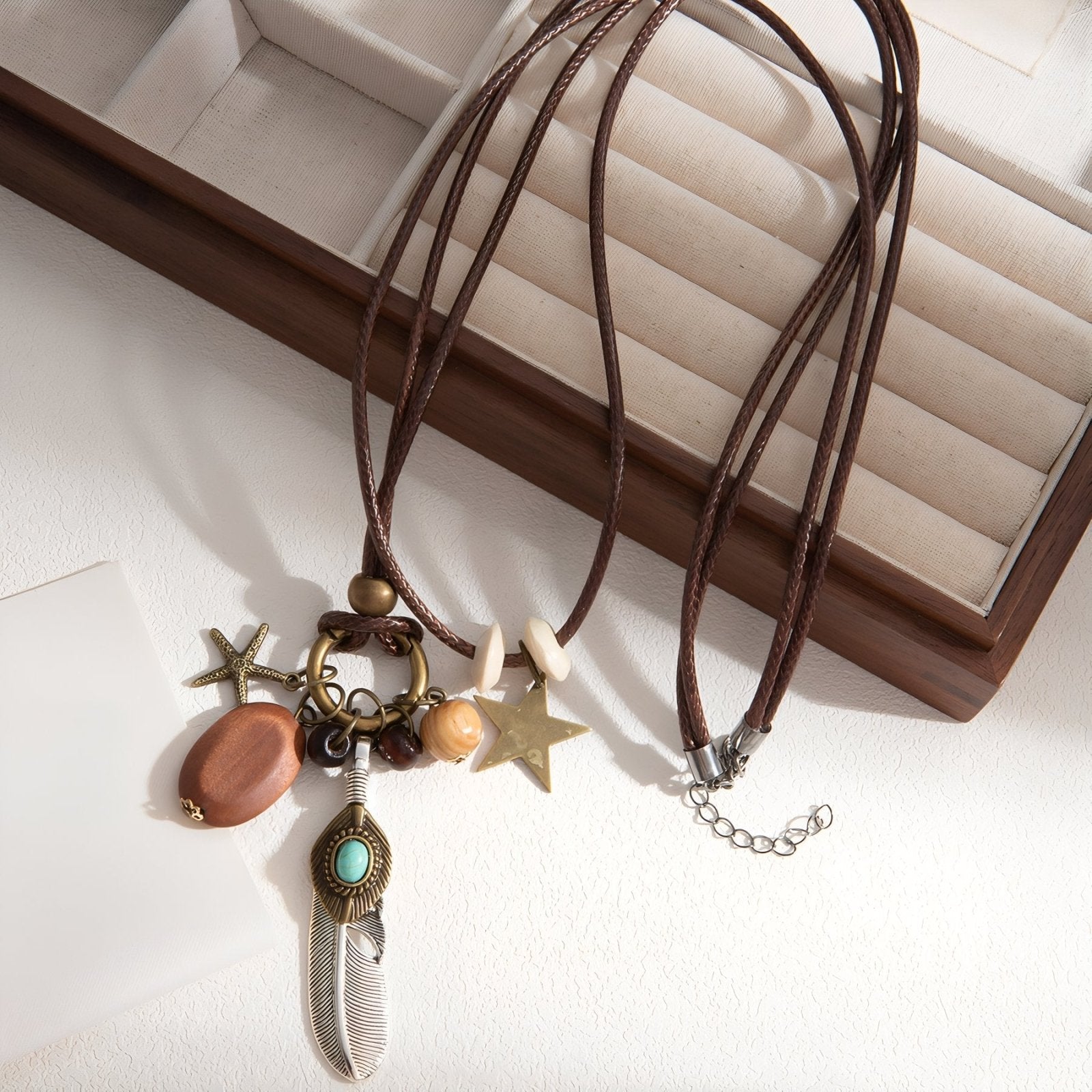 Collier sautoir double rang bohème, pendentifs perles en bois, étoile et plume, cordon marron en cuir