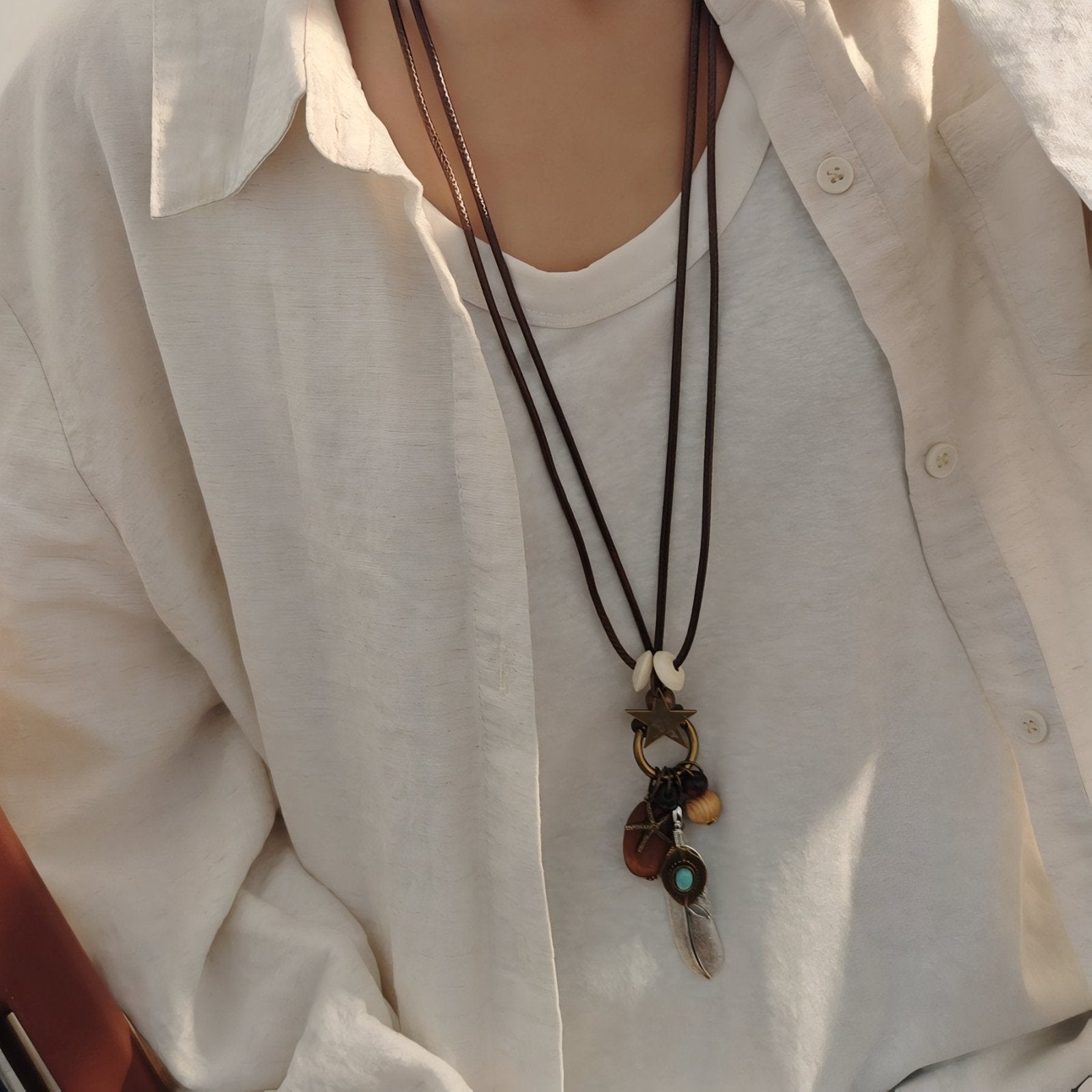 Collier sautoir double rang bohème, pendentifs perles en bois, étoile et plume, cordon marron en cuir